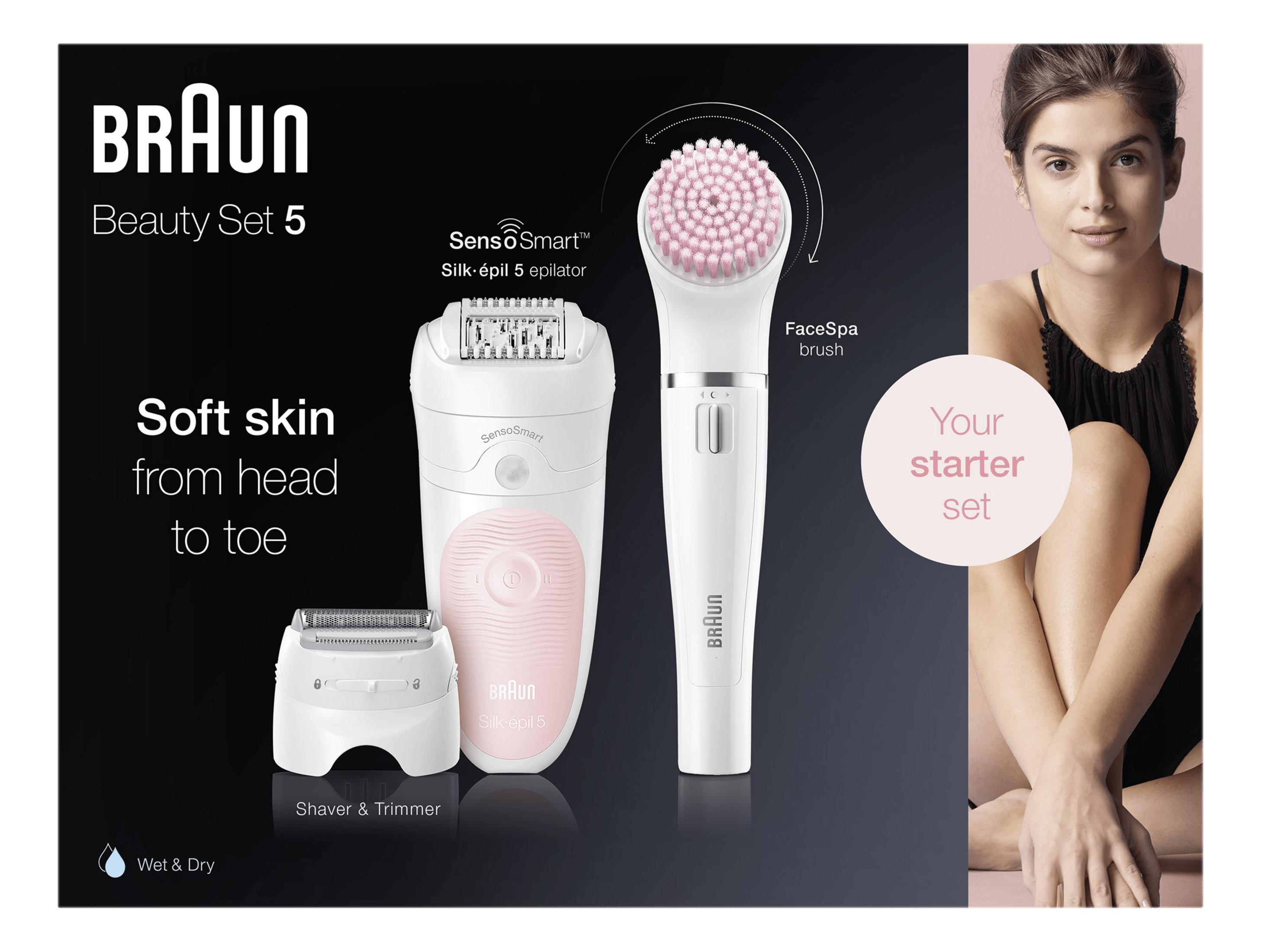 Braun Beauty Set 5: Epilatore, spazzola FaceSpa, rasoio/tagliacapelli. Donna seduta.