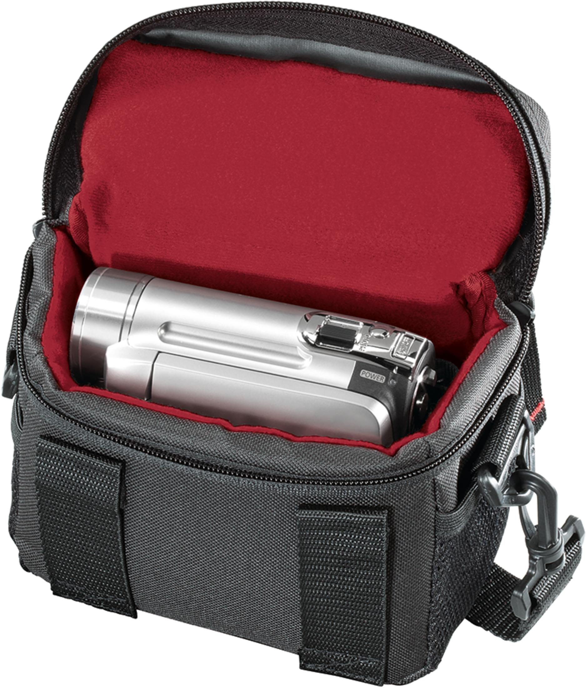 Eine silberne Videokamera liegt in einer offenen, schwarzen Tasche mit rotem Innenfutter.