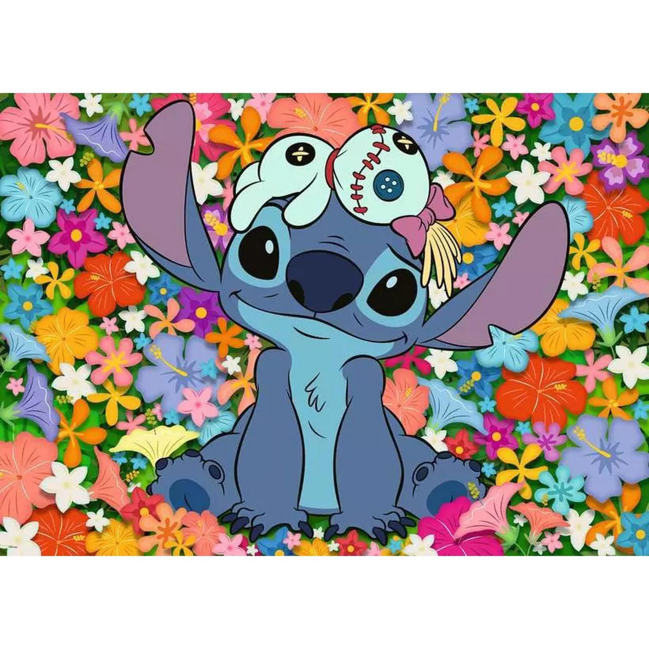 Stitch siedzi pośród kolorowych kwiatów, z dużymi uszami i lalką na głowie.