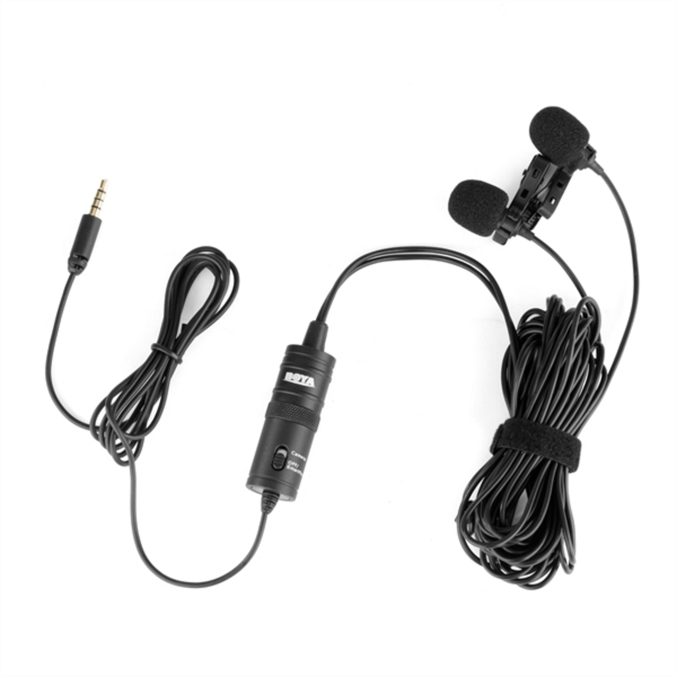 Dos micrófonos de solapa con cables y conector sobre fondo blanco.