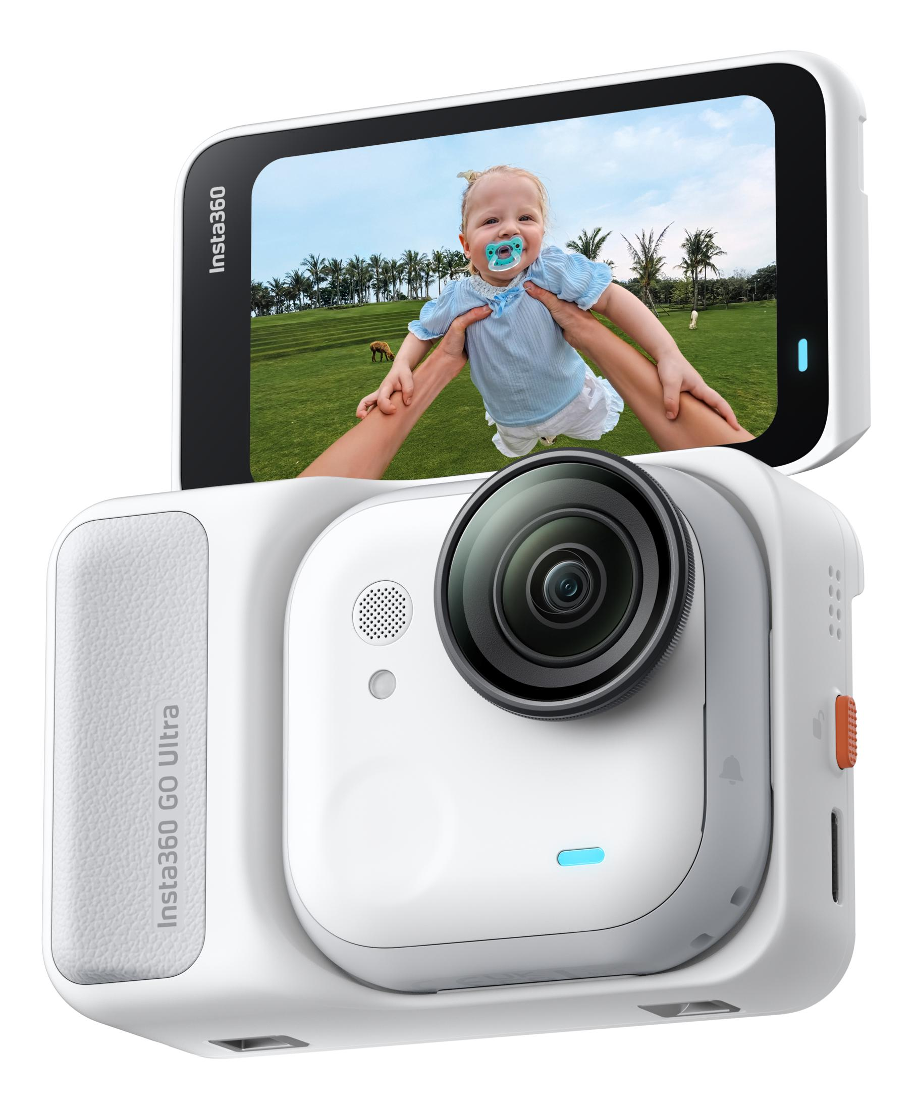 Weiße Insta360 Go Ultra Kamera mit Bildschirm, der ein Baby im Freien zeigt.