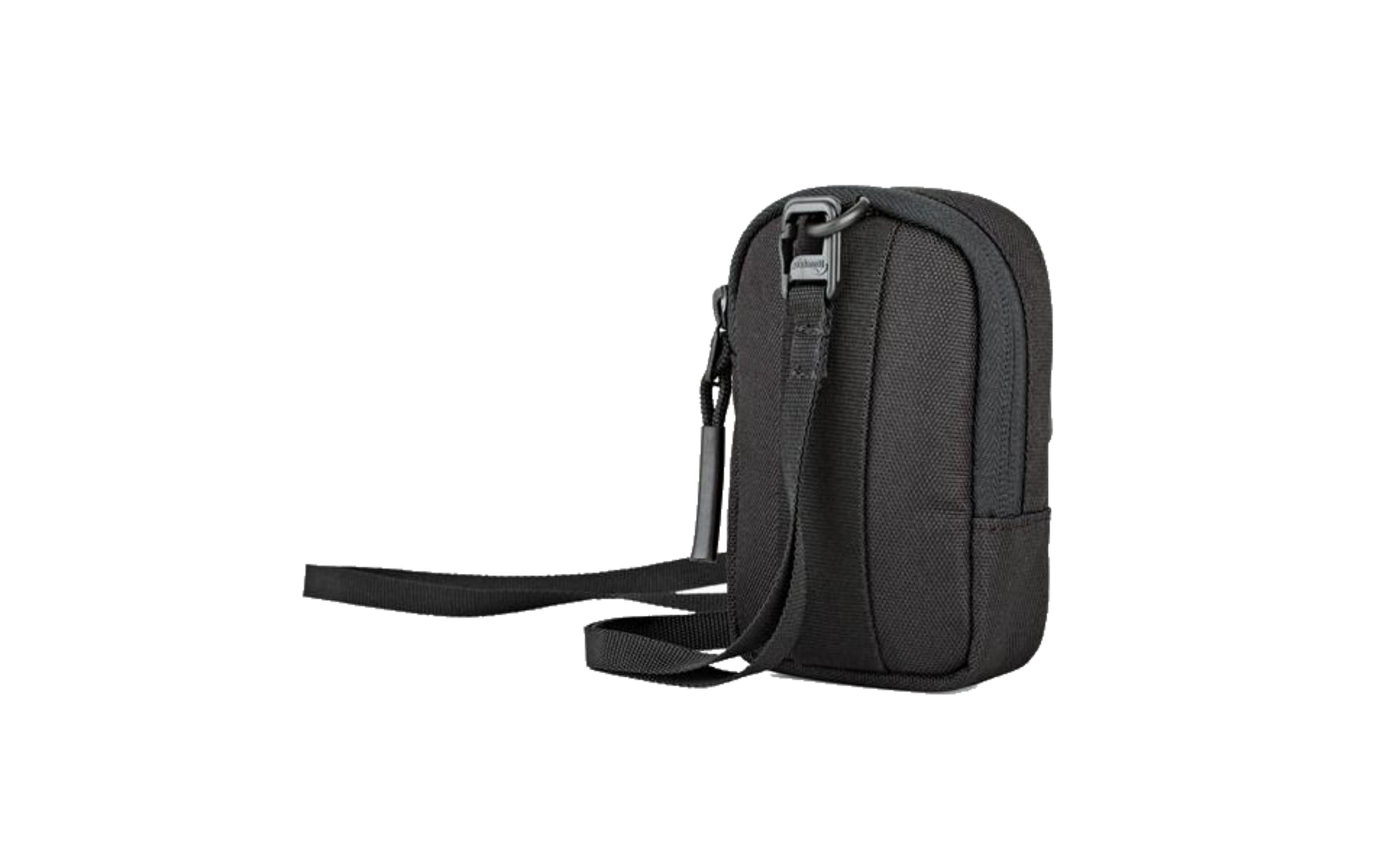 Eine kleine schwarze Tasche mit einem Trageriemen, auf weißem Hintergrund.