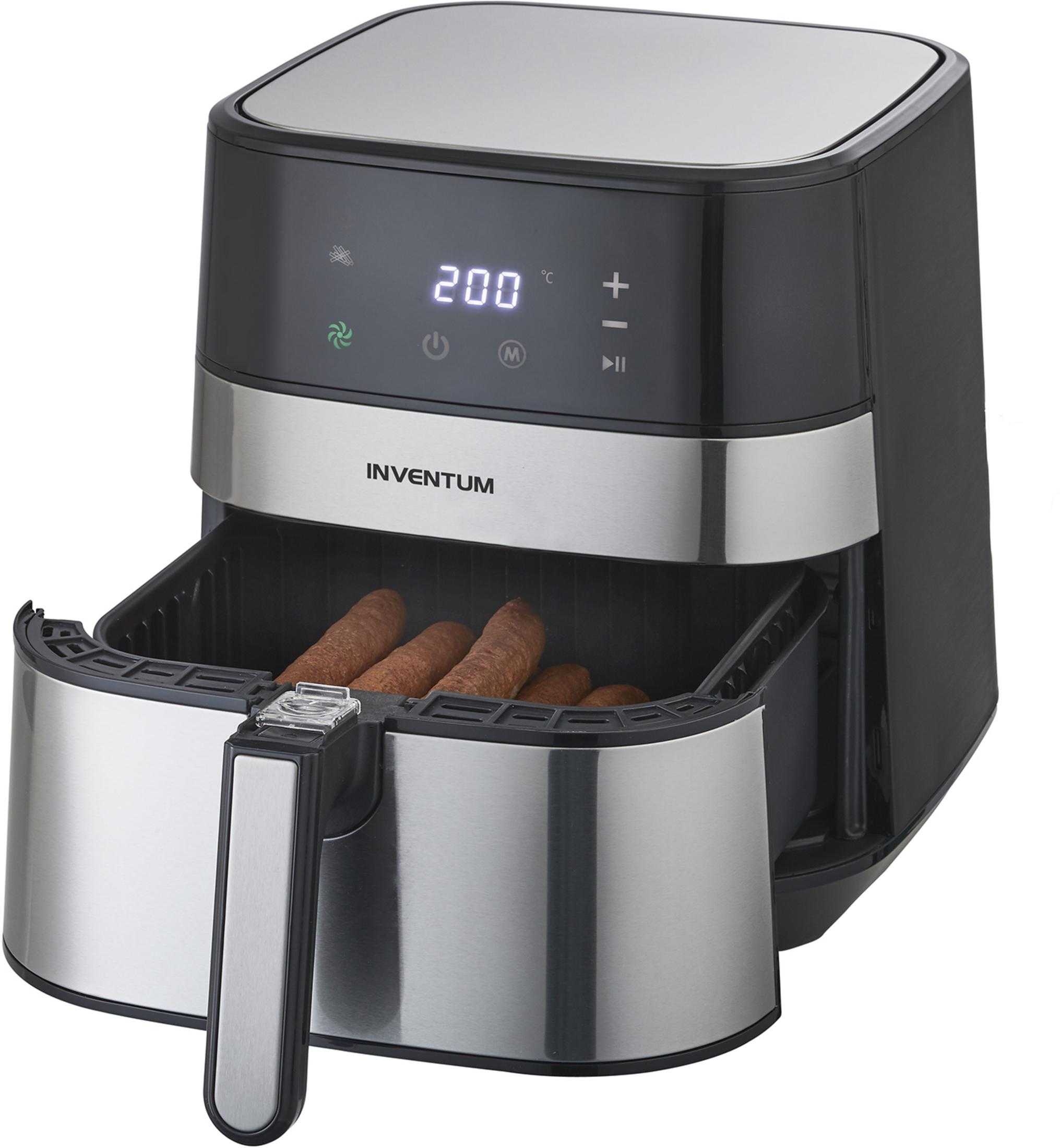 Een zwarte en zilveren airfryer met vier worsten in de mand.