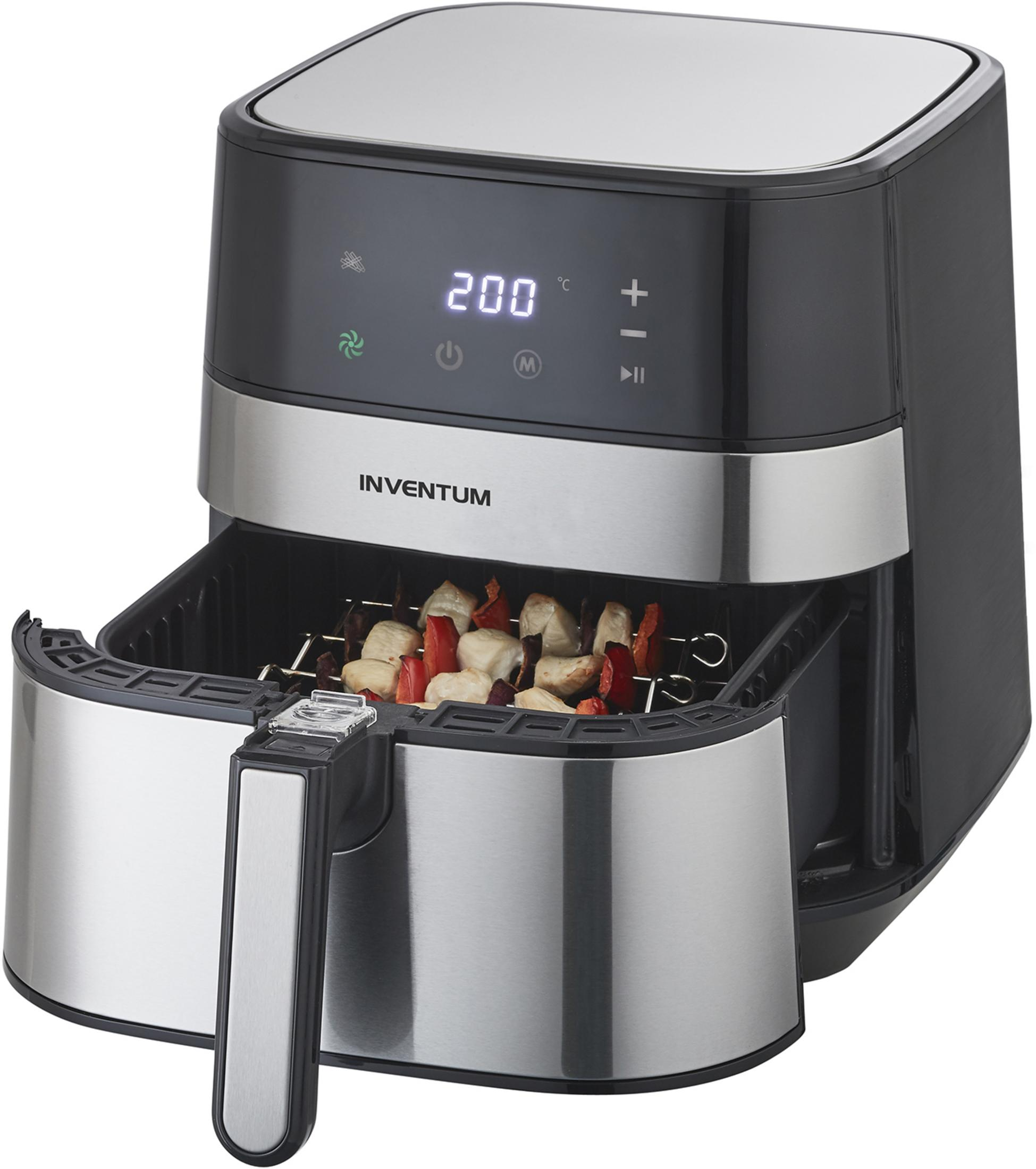 Een zilverkleurige en zwarte airfryer met 200°C op het display, gevuld met spiesjes.