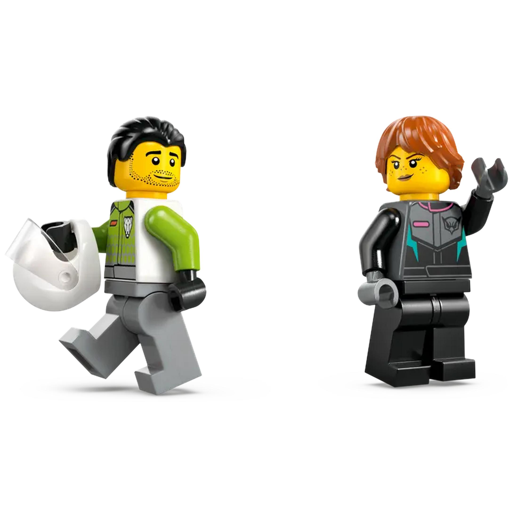 Dwie figurki LEGO: mężczyzna trzymający kask i kobieta w stroju wyścigowym.