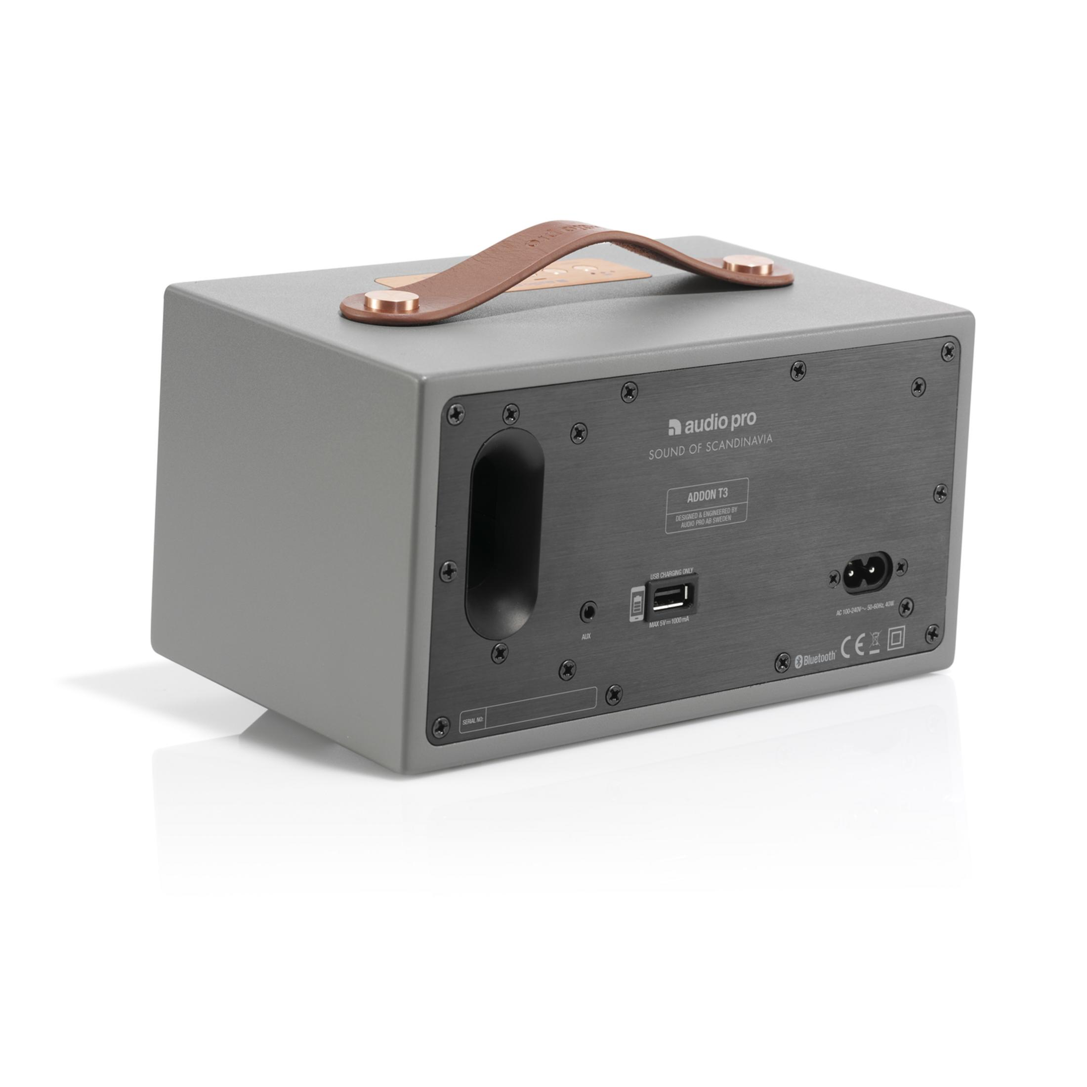Achterkant van een grijze Audio Pro Addon T3 luidspreker met handvat en poorten.