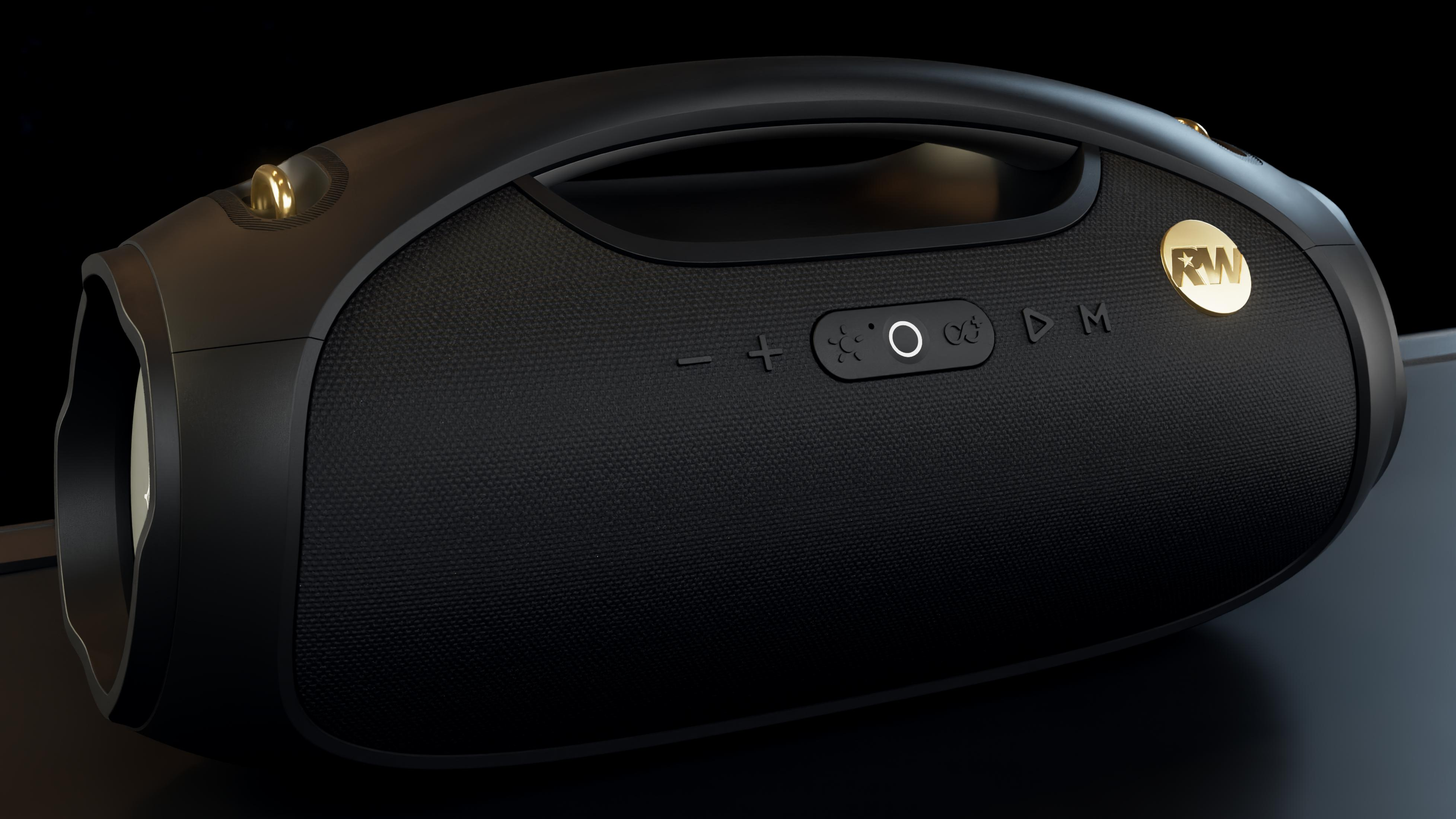 Altavoz negro estilo boombox con asa y detalles dorados.