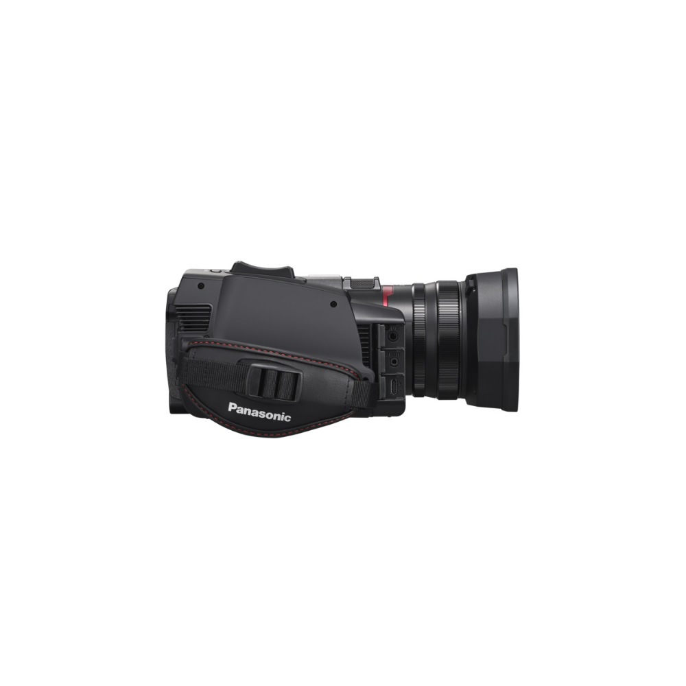 Czarna kamera Panasonic z obiektywem i paskiem na rękę, na białym tle.