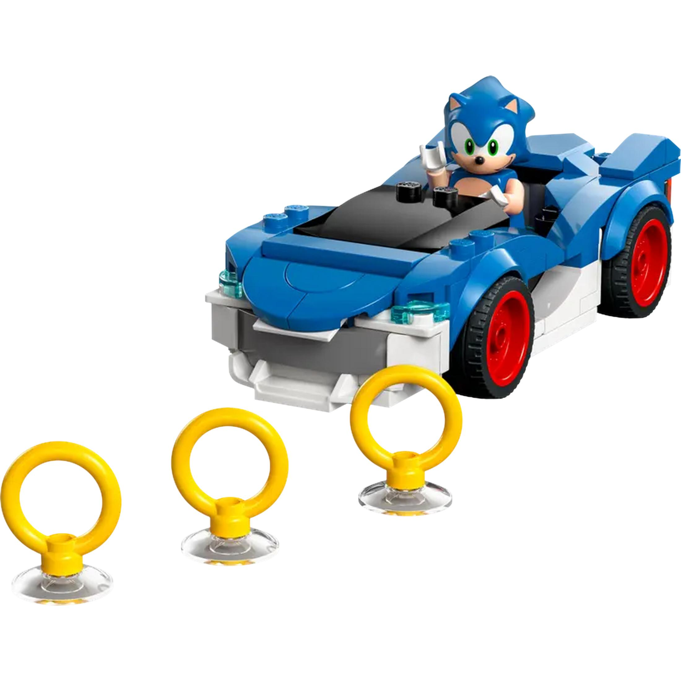 Sonic ve üç sarı halkanın olduğu mavi Lego yarış arabası önde.