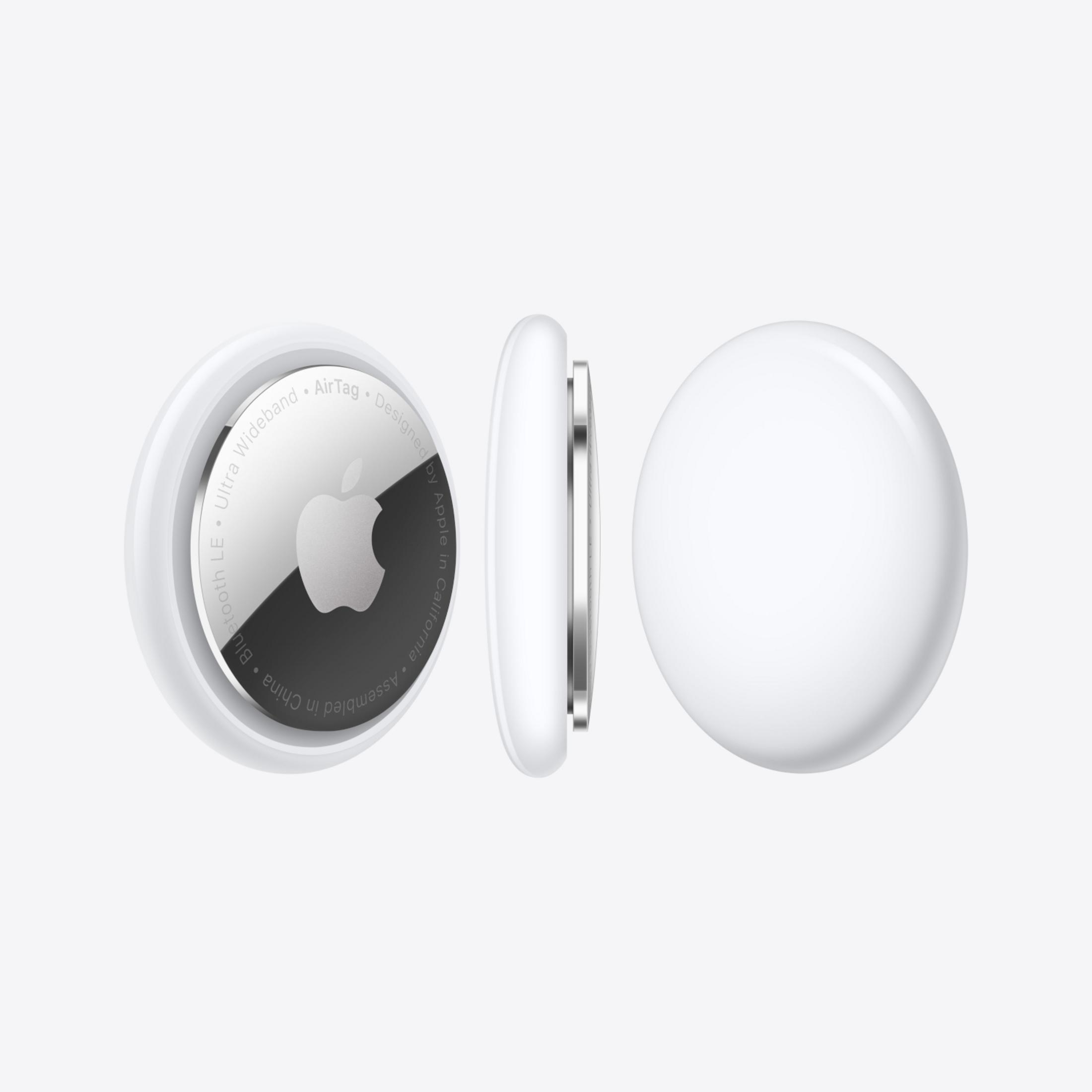 Trzy białe lokalizatory Apple AirTag na szarym tle, jeden z srebrnym tyłem.