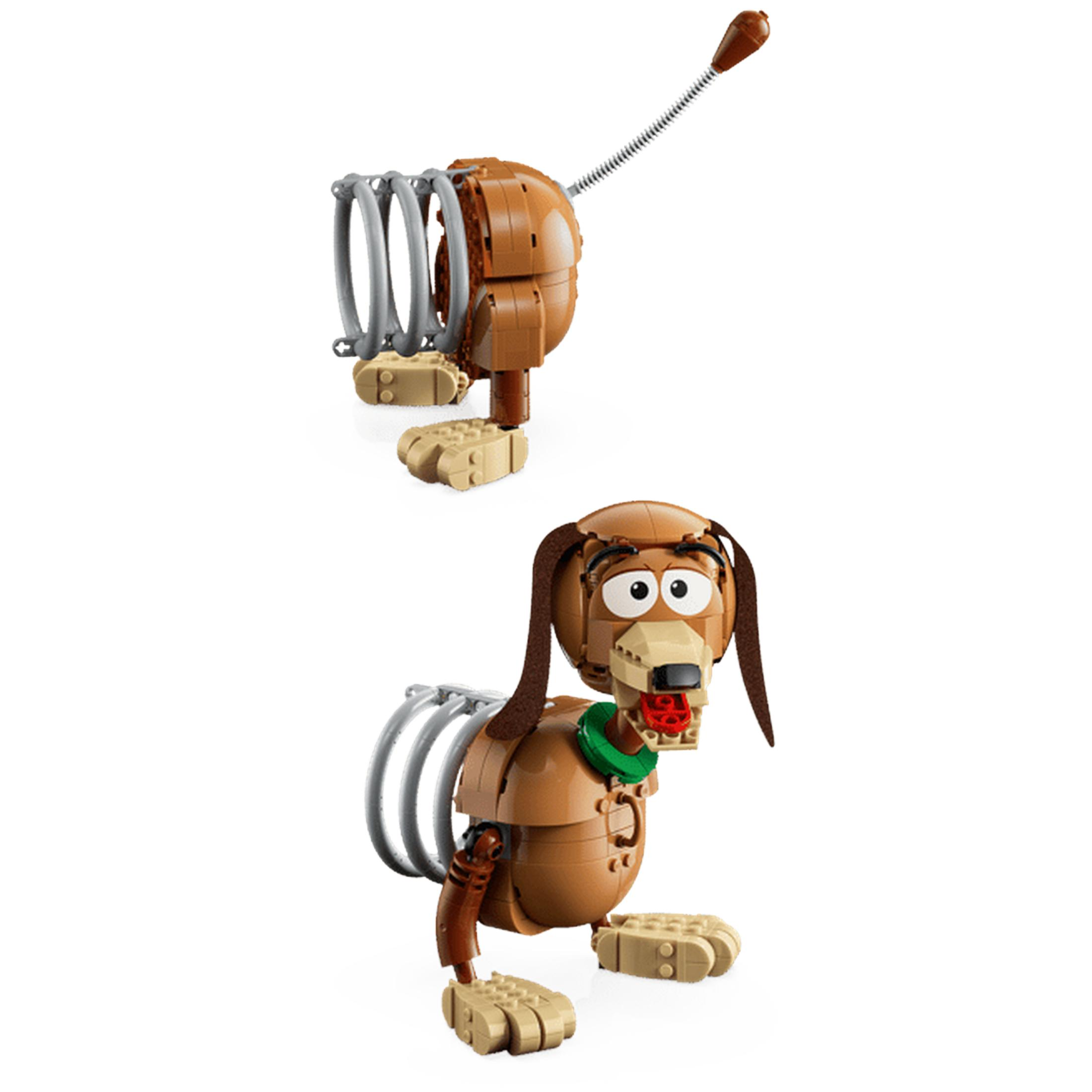 Un cane Lego marrone con molle argentate e un filo.