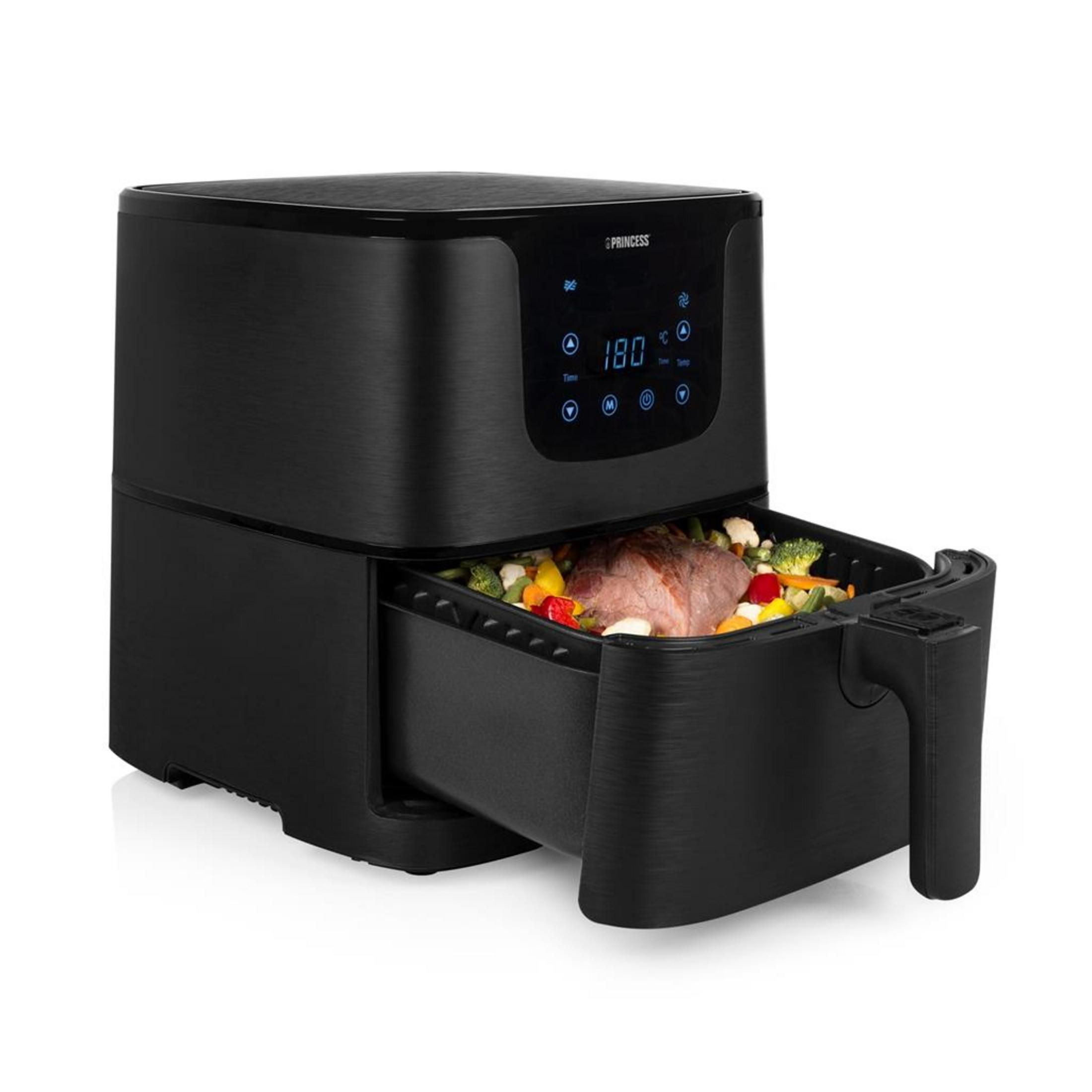 Friggitrice ad aria nera con carne e verdure nel cestello. Display digitale.