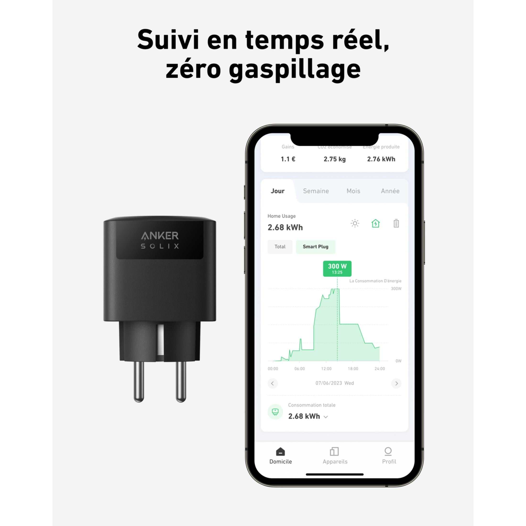 Una spina nera Anker Solix accanto a uno smartphone che mostra i dati di consumo energetico.