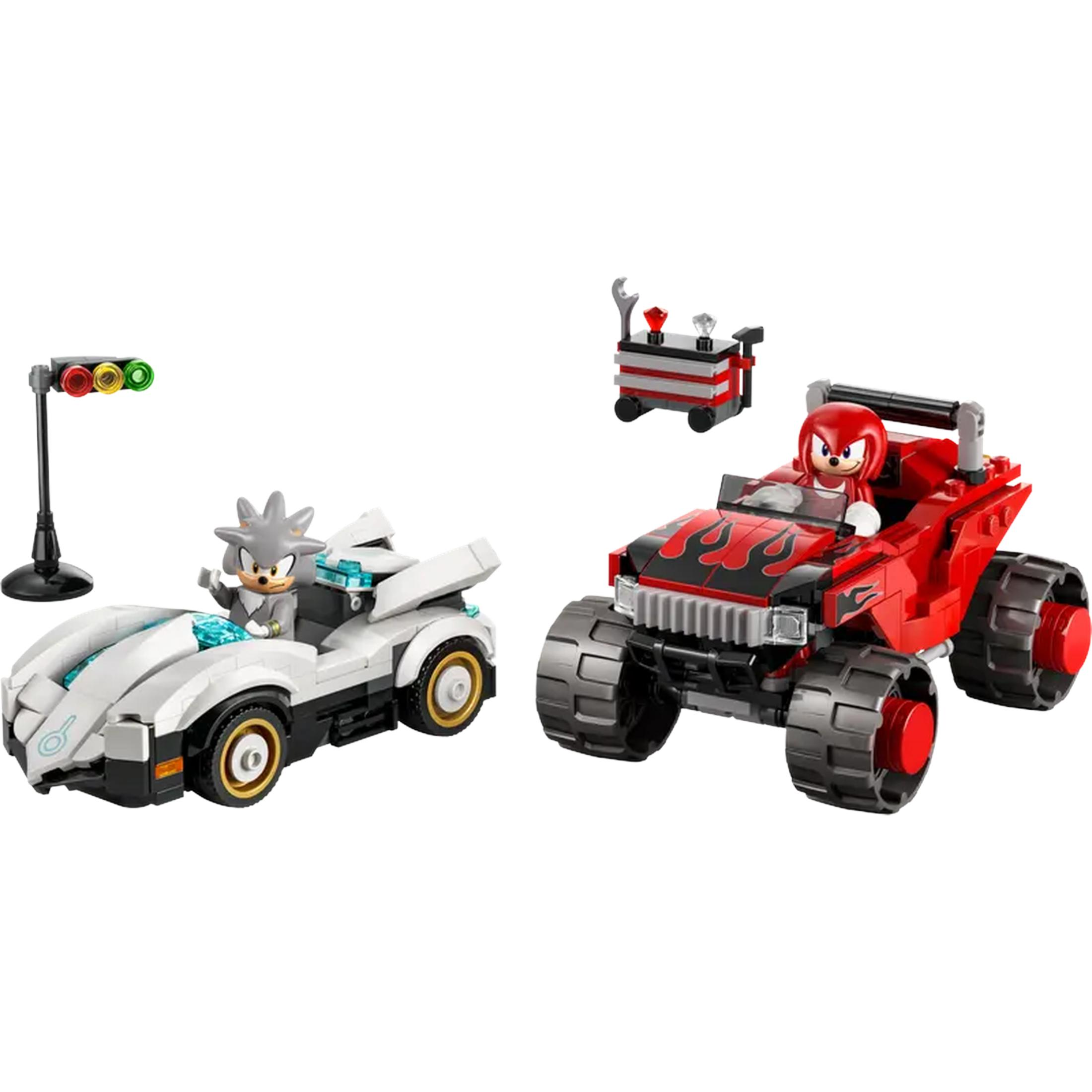 Personaje plateado en coche blanco, Knuckles en monster truck rojo, carrito de herramientas, semáforo.