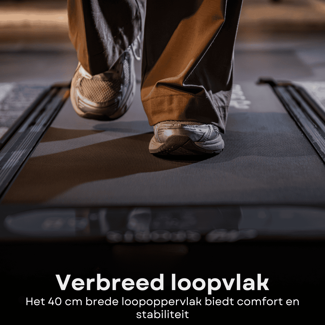 Voeten in sneakers lopen op een loopband. Losse broek.
