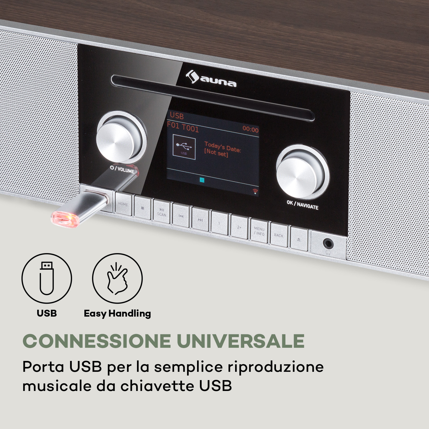 Ein USB-Stick steckt in einem silbernen Musiksystem mit schwarzem Bedienfeld.