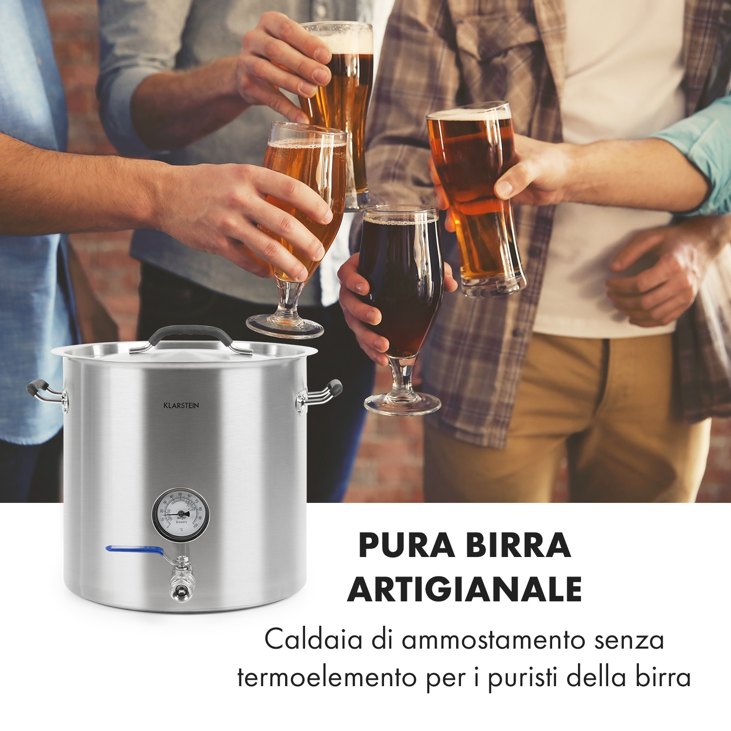 Ein Mann hält ein Glas dunkles Bier, ein anderer ein Glas helles Bier.