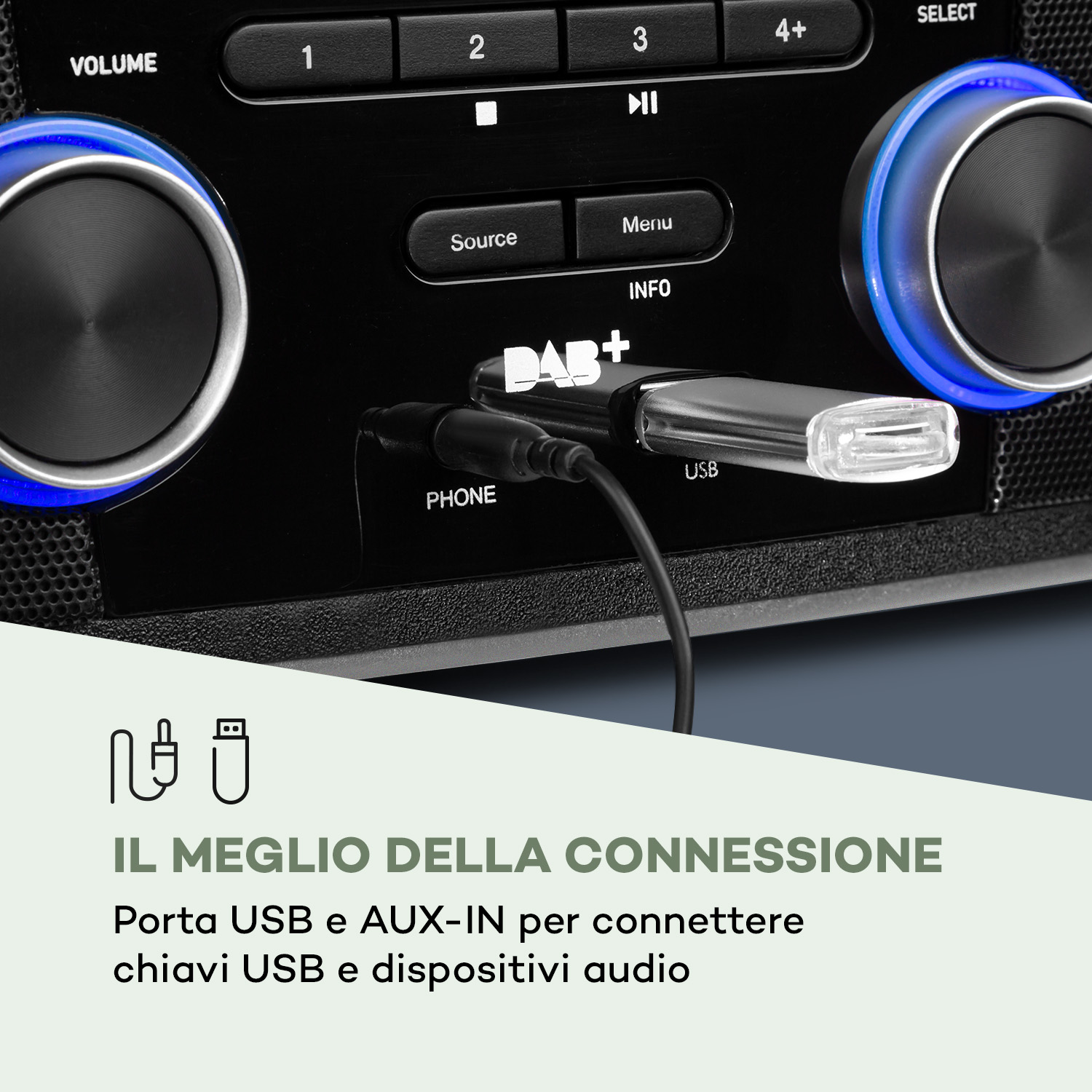 Nahaufnahme eines Radios mit USB-Stick und Kabel.