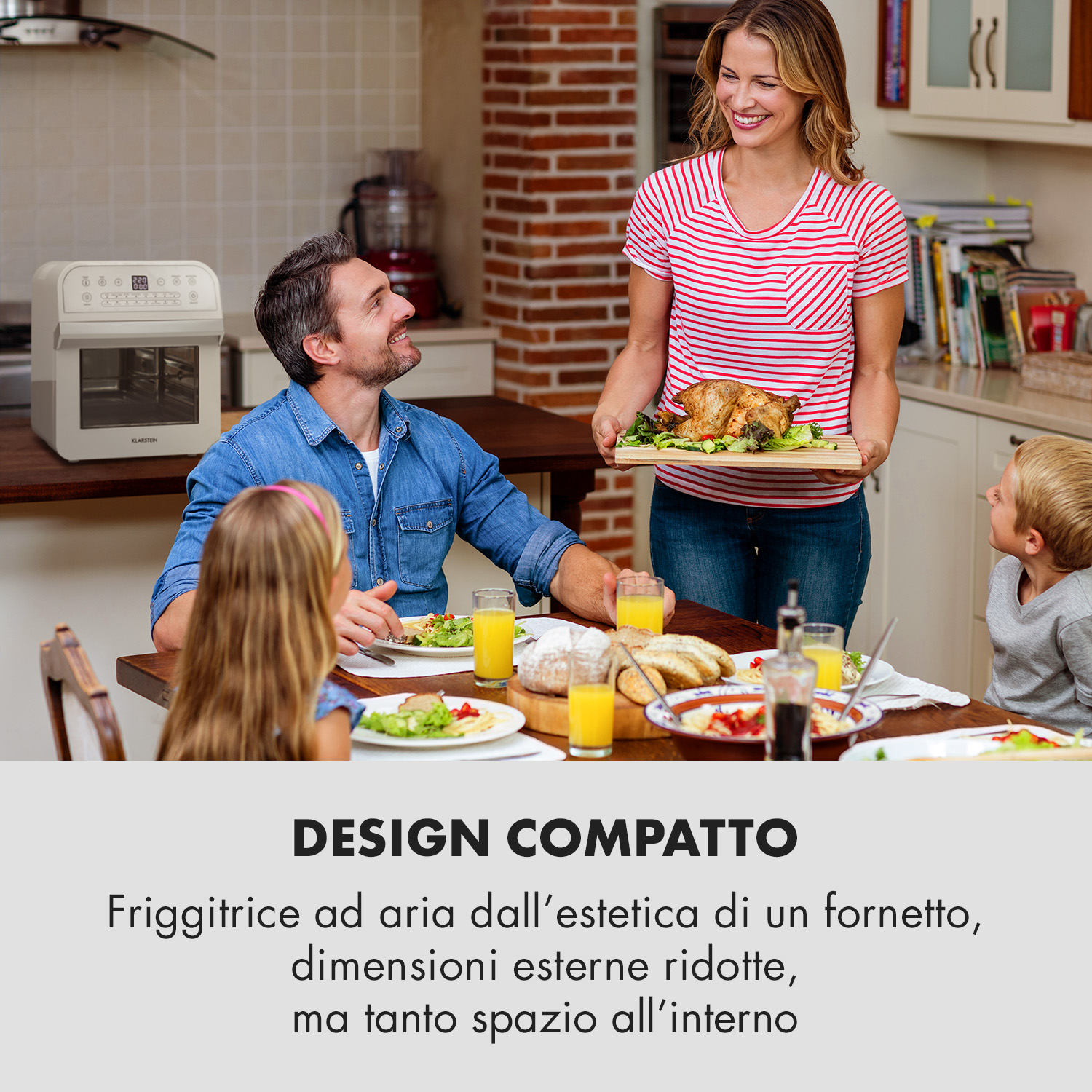 Famiglia a tavola, donna serve pollo arrosto.