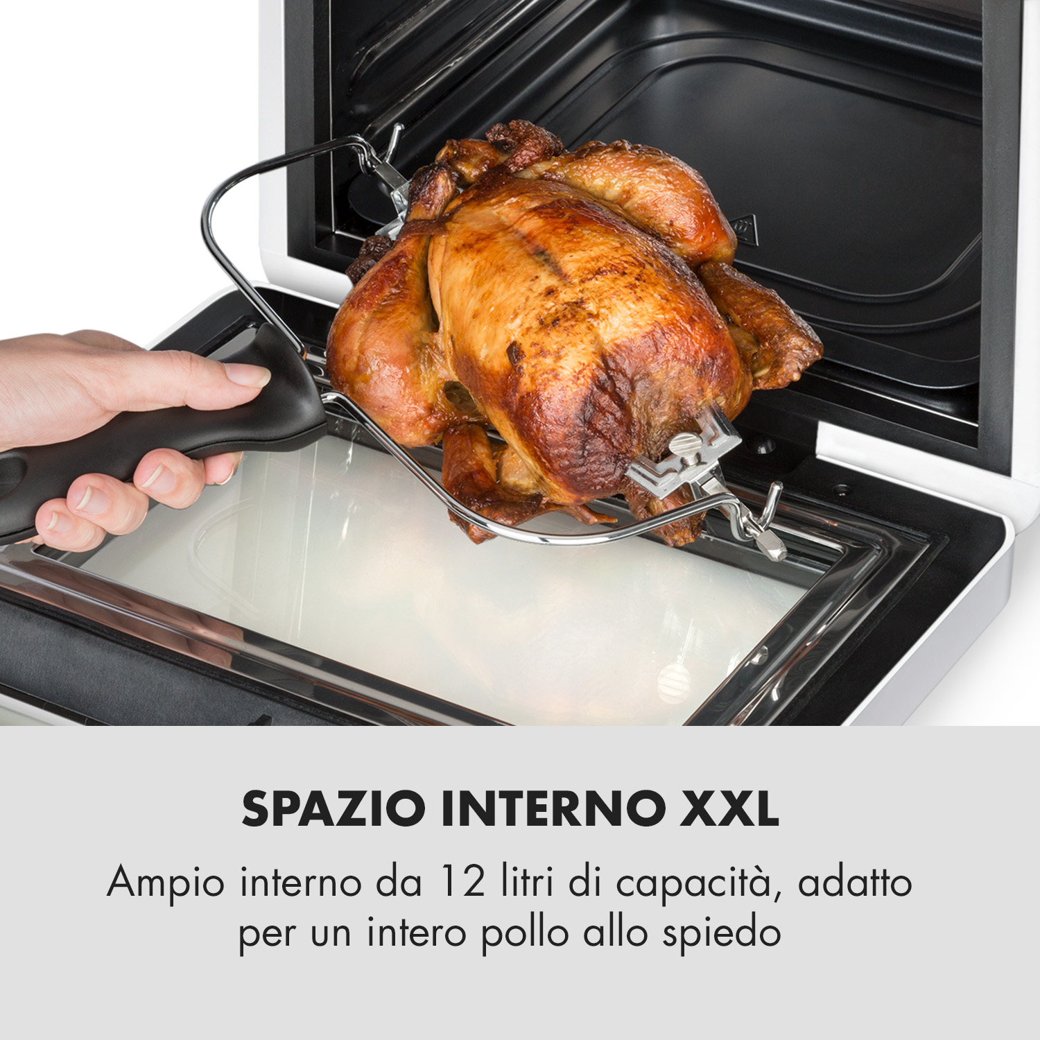 Un pollo arrosto dorato su uno spiedo viene tolto da un forno.