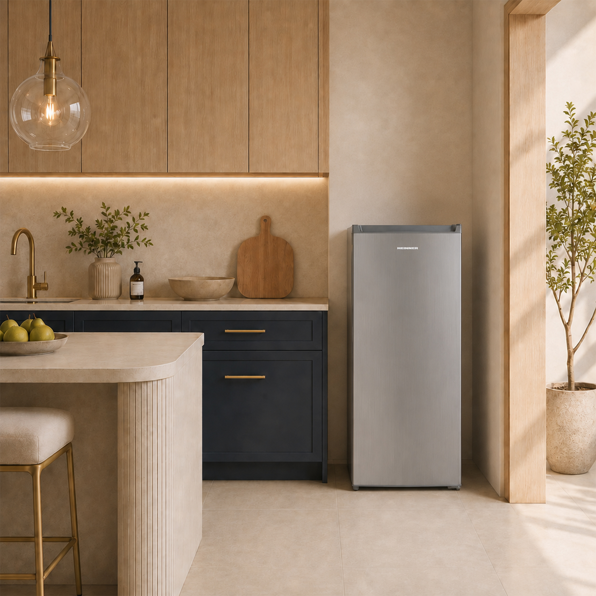 Moderne keuken met koelkast, eiland, kruk en planten.