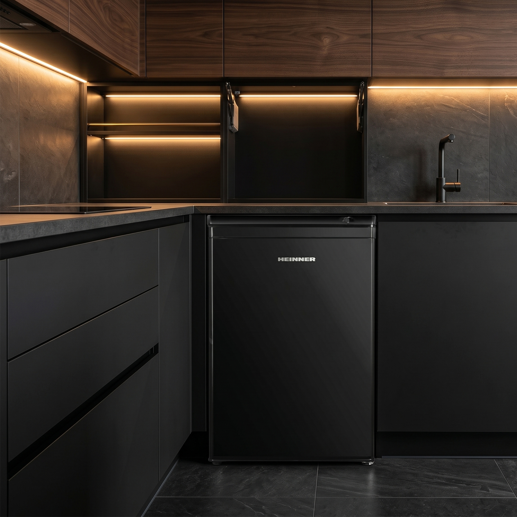 Moderne schwarze Küche mit integriertem Kühlschrank, dunklen Arbeitsplatten und Holzschränken.