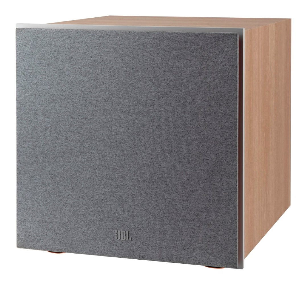Subwoofer JBL z szarą, materiałową przednią częścią i bokami imitującymi drewno stoi na pomarańczowych nóżkach.