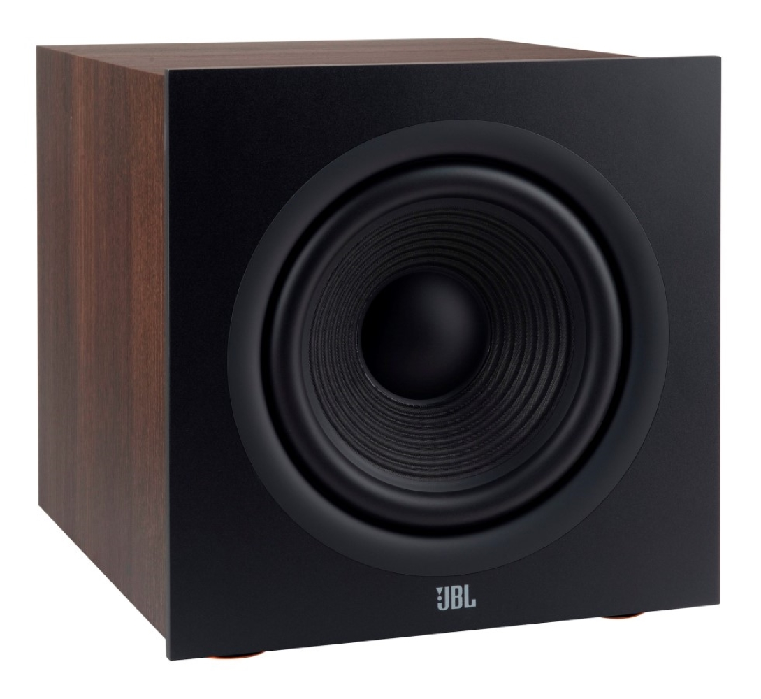 Czarny subwoofer z bokami imitującymi drewno, logo JBL i membraną z tkaniny.