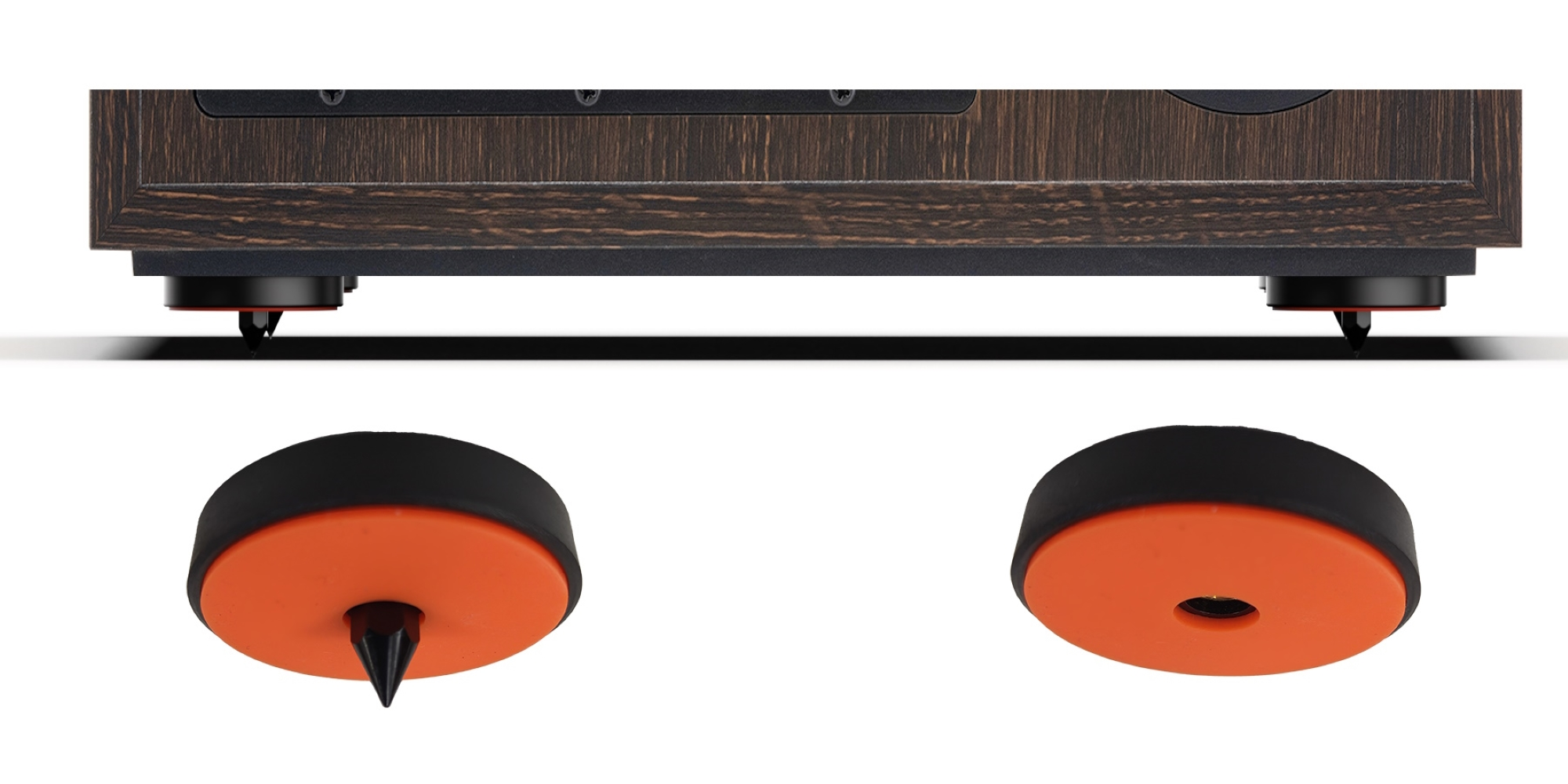 Gramofon z drewnianym usłojeniem na nóżkach z pomarańczowymi podkładkami i czarnymi kolcami.