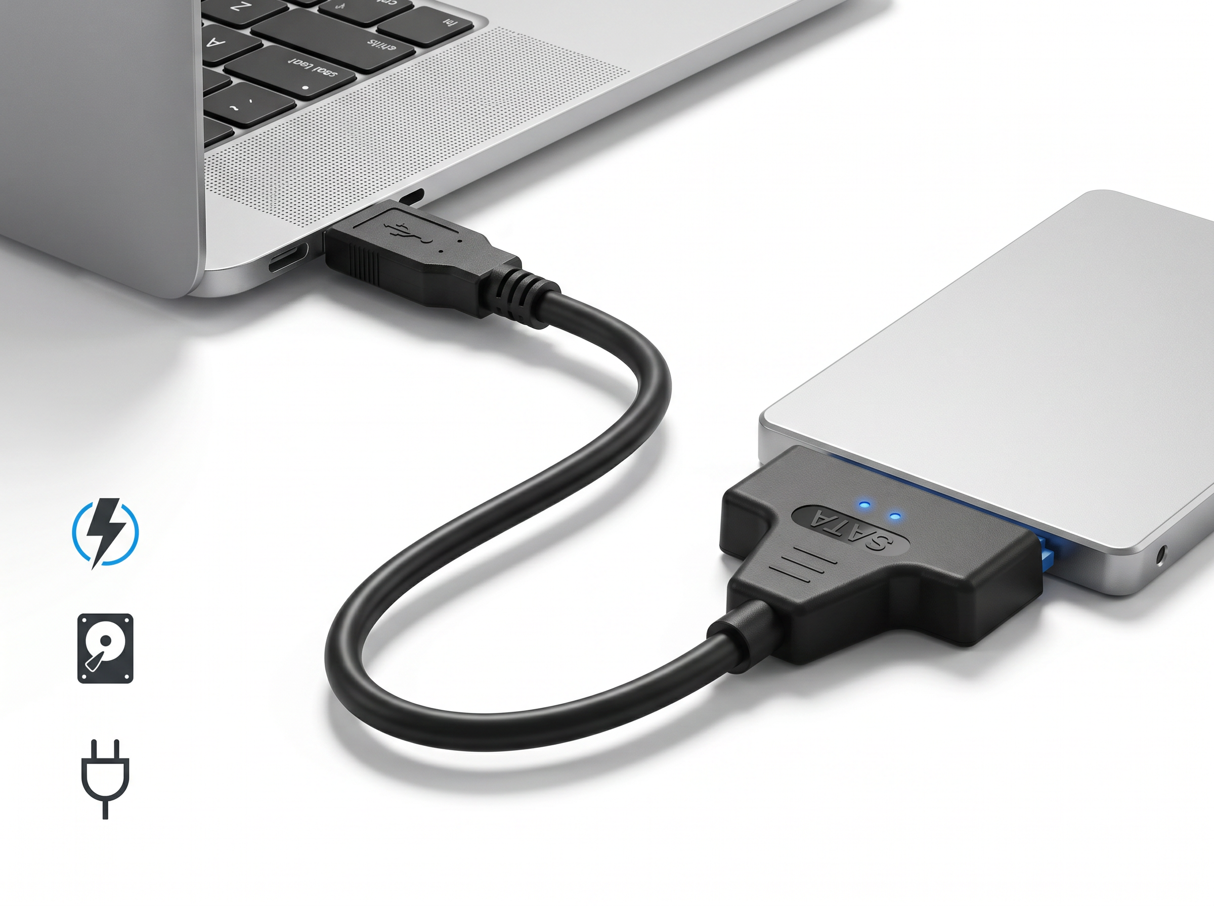 Ein USB-Kabel verbindet ein Laptop mit einer externen Festplatte.