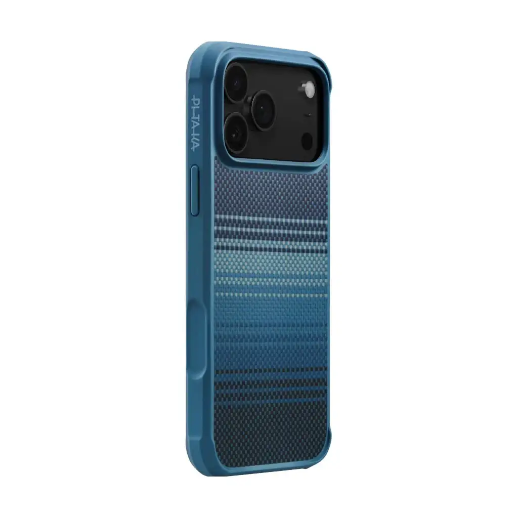 Niebieskie etui na telefon w paski z wycięciem na aparat.