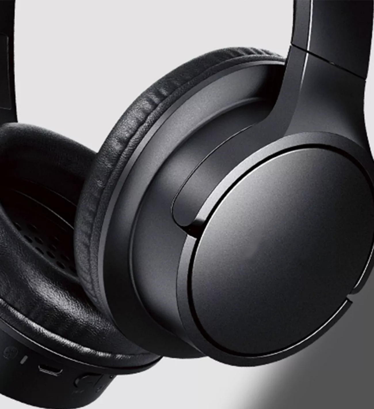 Schwarze Over-Ear-Kopfhörer mit gepolsterten Ohrpolstern und verstellbarem Bügel.