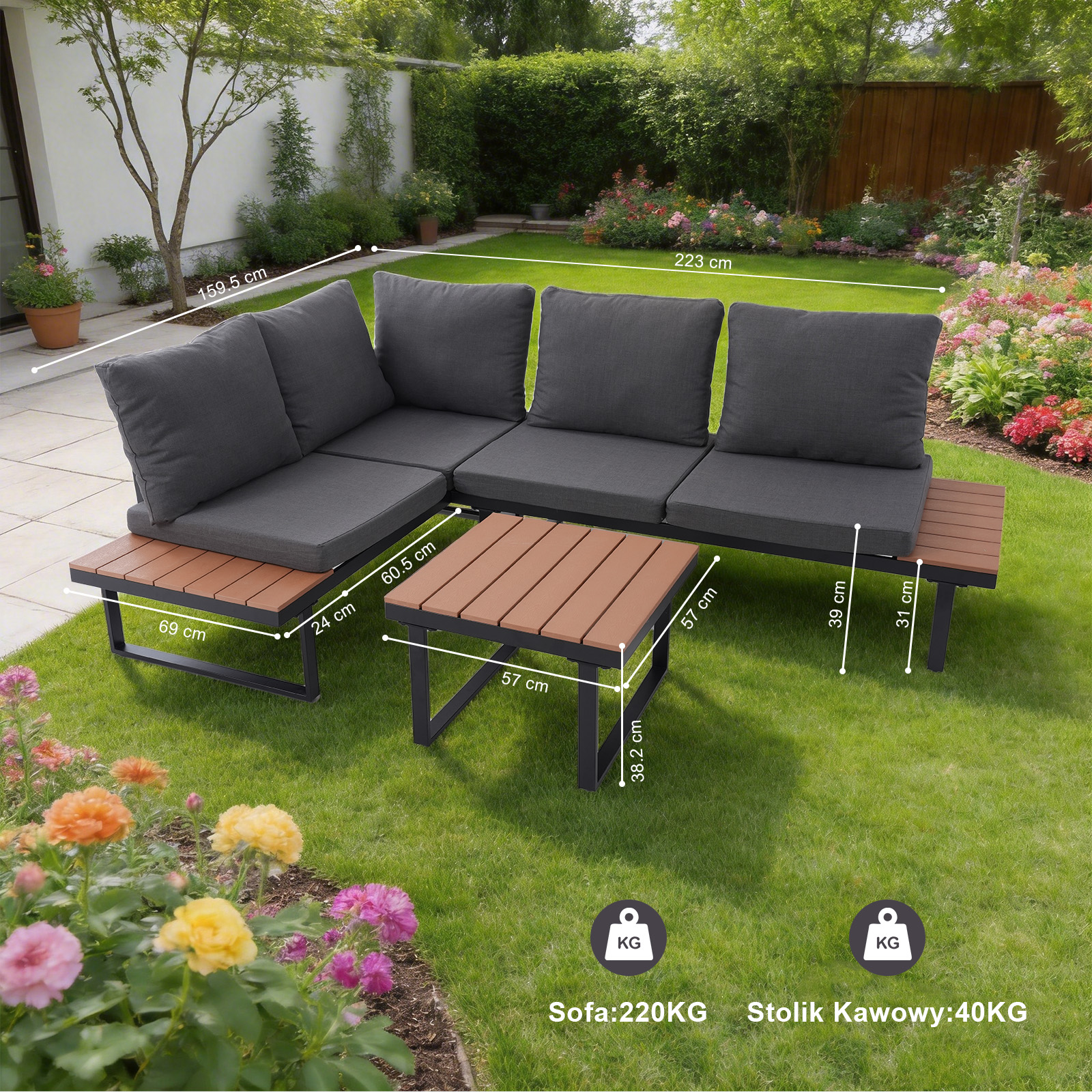 Ciemnoszara sofa narożna z drewnianymi elementami i stolikiem na trawie.