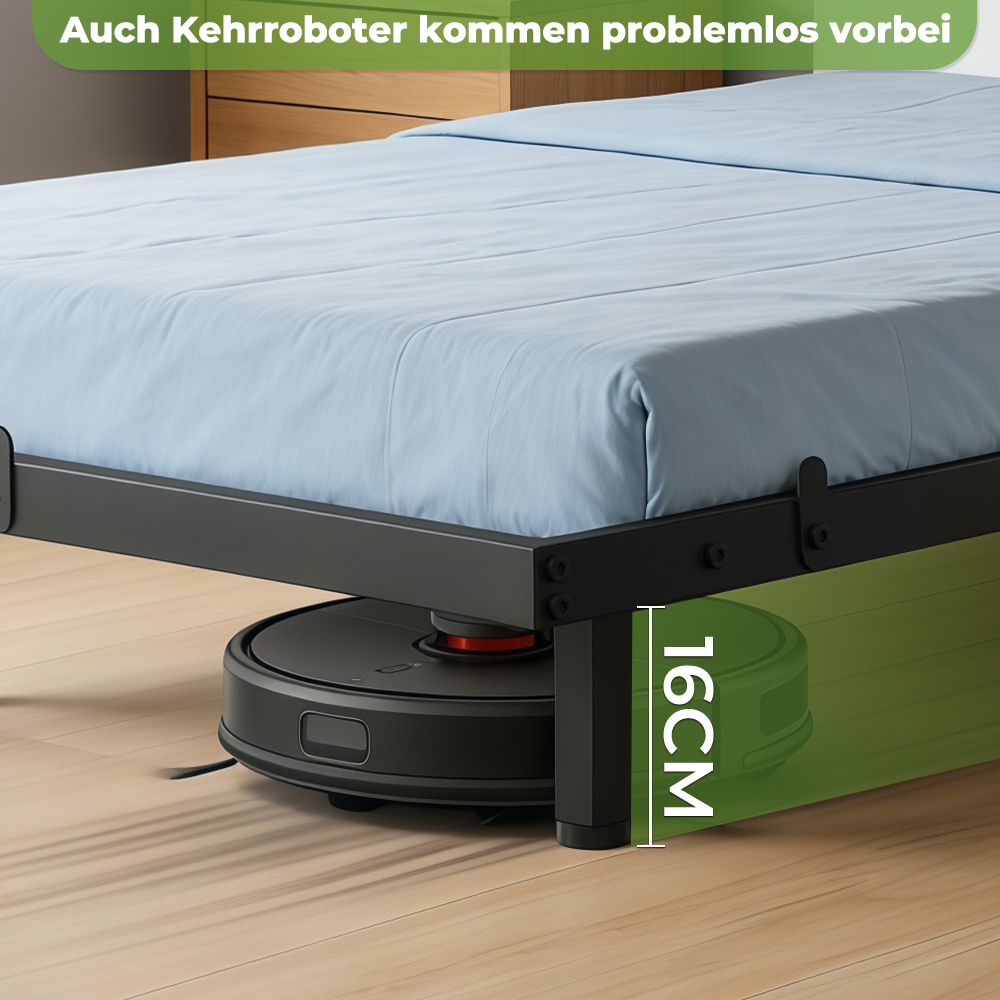 Ein Saugroboter reinigt unter einem Bett mit blauer Bettwäsche. 16cm Freiraum.