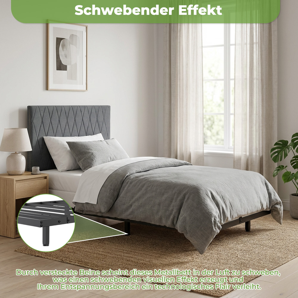 Ein Bett mit grauem Kopfteil und Bettwäsche auf einem Teppich. Versteckte Beine erzeugen Schwebeeffekt.