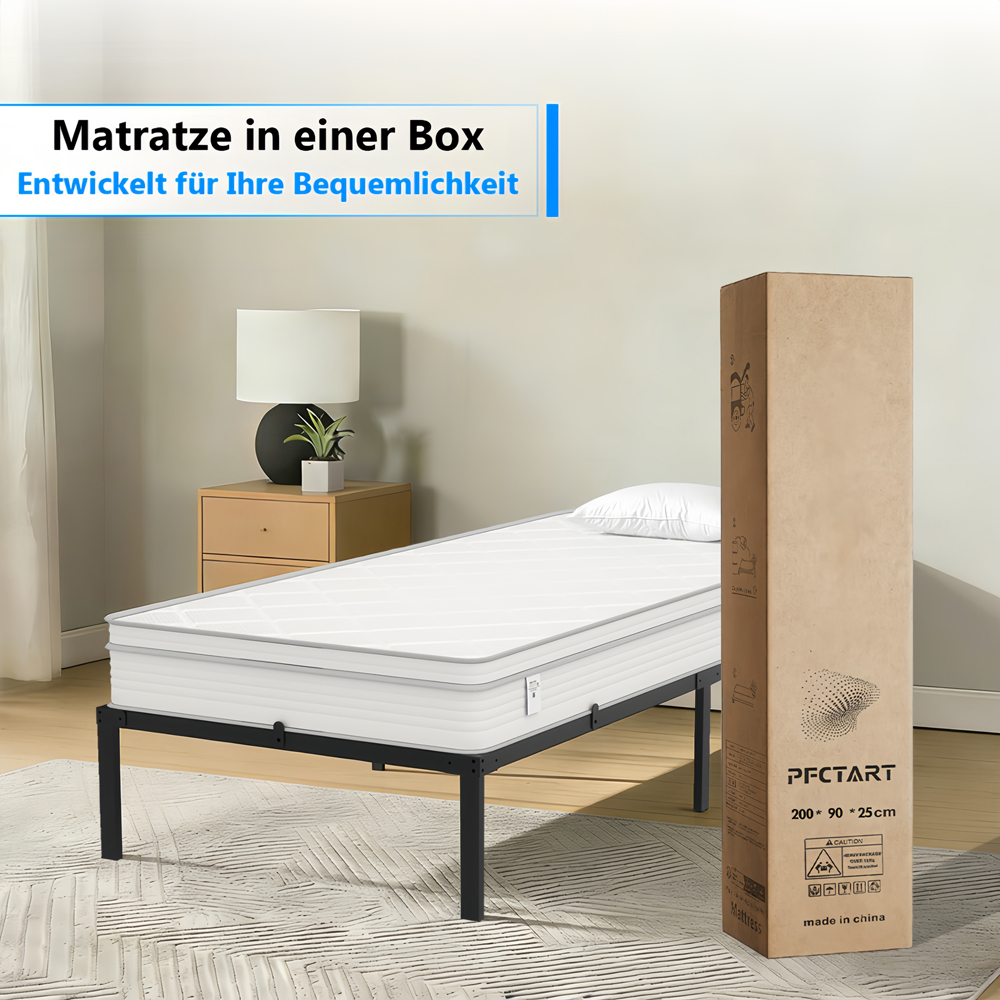 Eine Matratze auf einem Metallbettgestell in einem Raum, mit Box und Nachttisch. Matratze in Box.