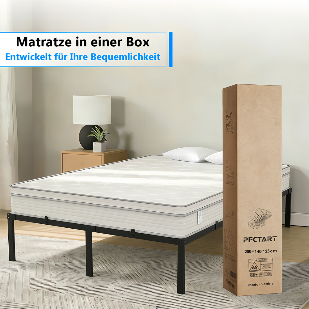 Eine Matratze in einem Karton, auf einem Bett mit einem Nachttisch.