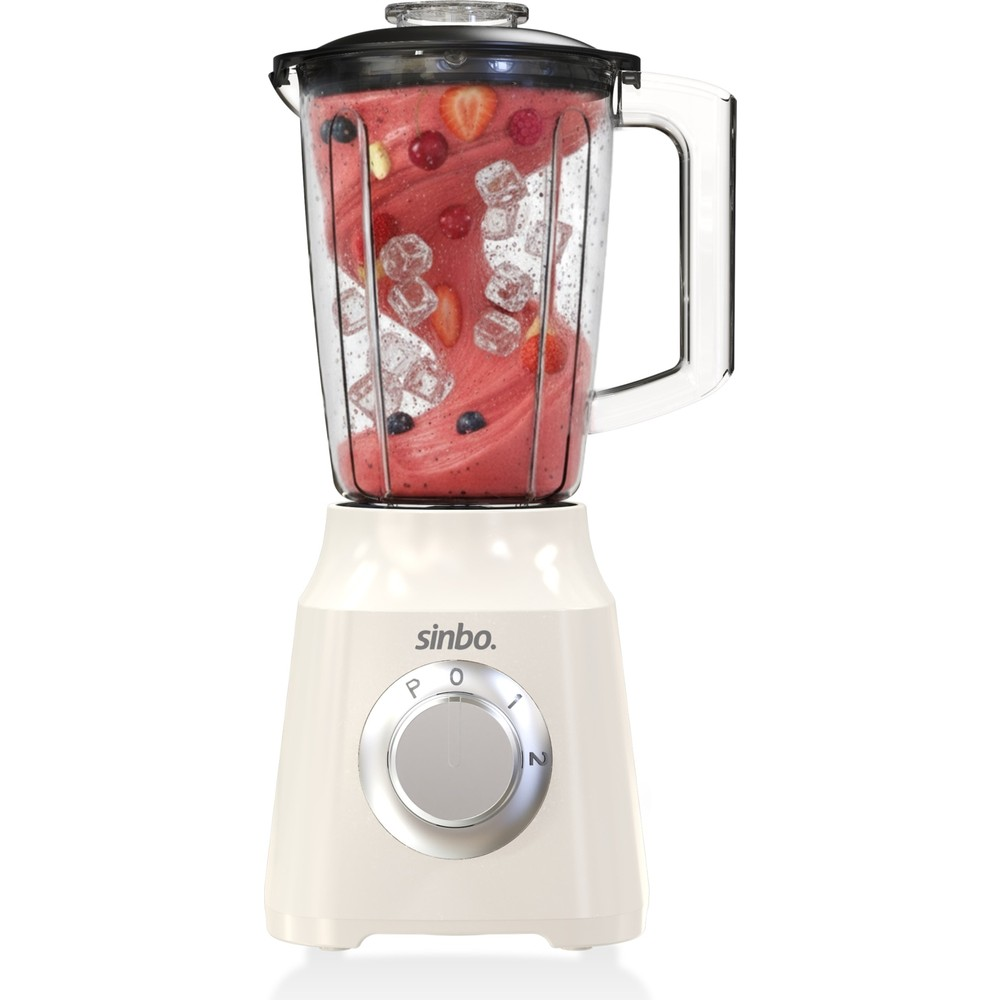 Sürahi içinde buz küpleri, böğürtlen ve çilek bulunan krem rengi blender.