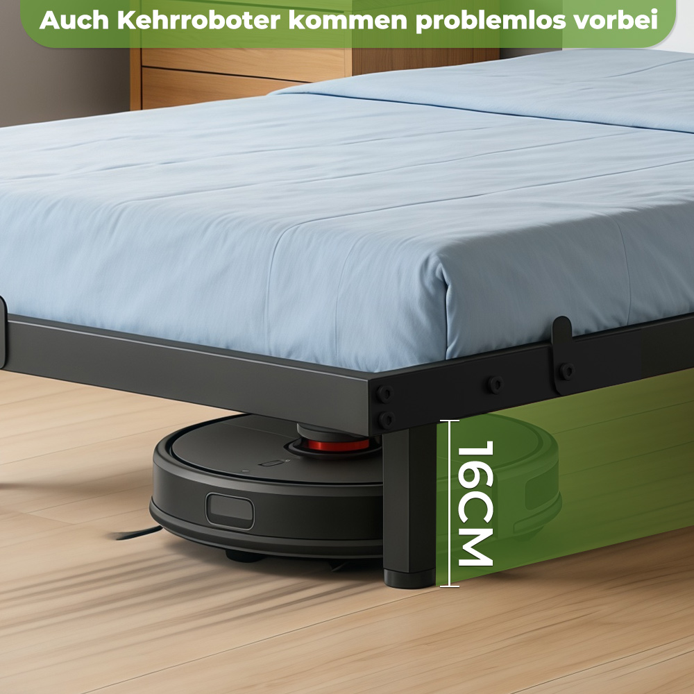 Ein Saugroboter fährt unter einem Bettgestell mit blauer Bettwäsche hindurch.