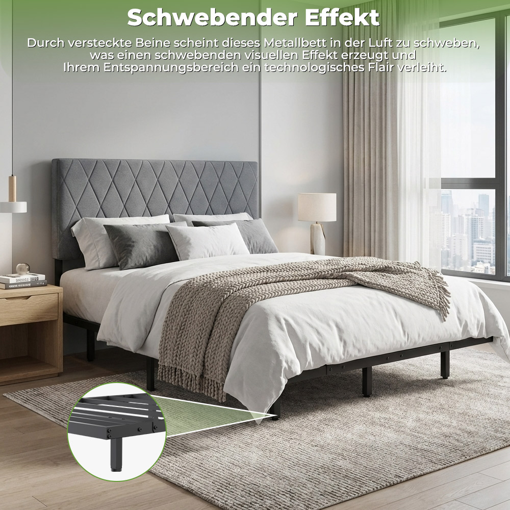 Ein Metallbett mit grauem Kopfteil und Tagesdecke schwebt.