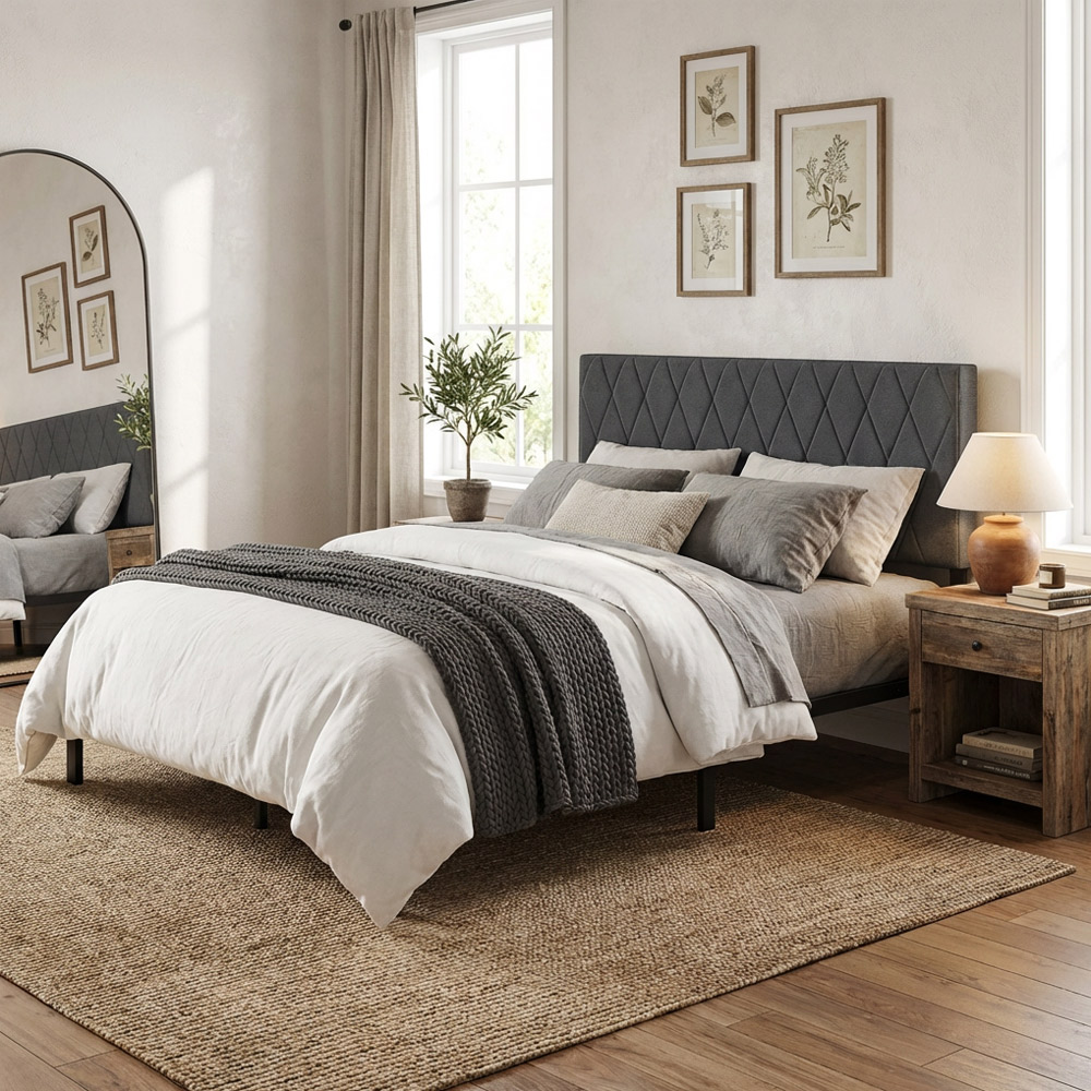 Ein Schlafzimmer mit einem Bett, dunklem Kopfteil, weißen Bettwäsche und grauer Decke.