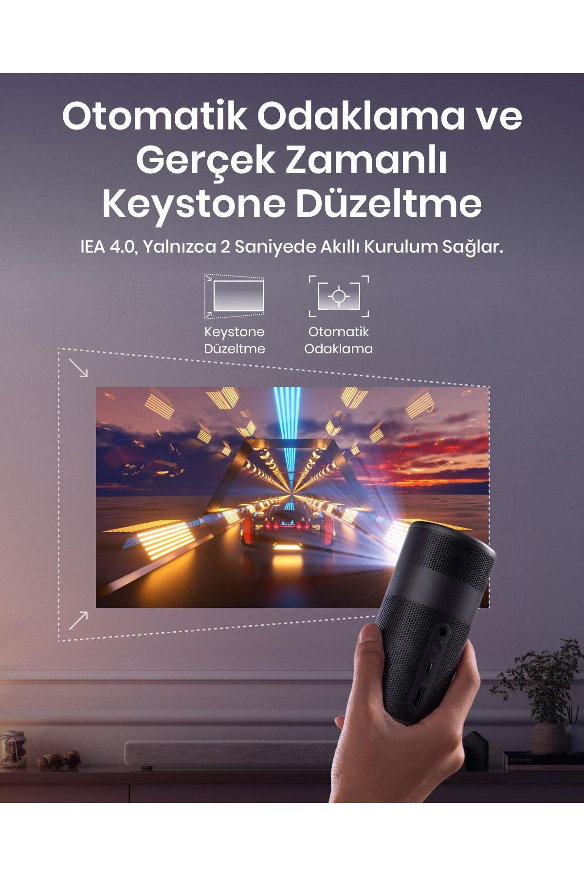 Siyah projektör ışıklı fütüristik araba yarışı gösteriyor.