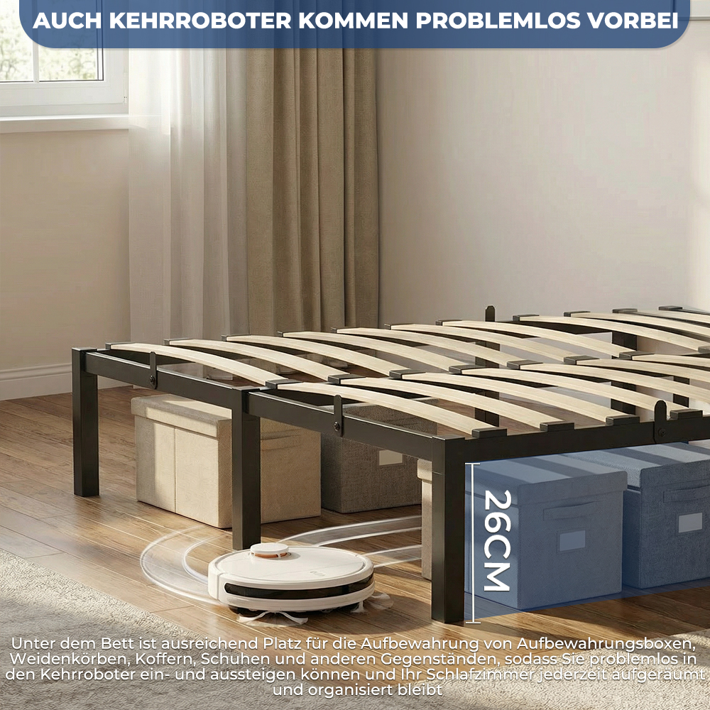 Ein Saugroboter fährt unter einem Bettgestell mit darunterliegenden Aufbewahrungsboxen.