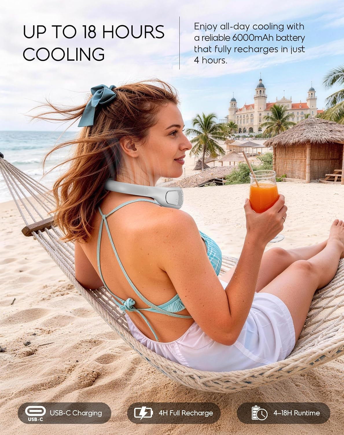 Frau mit Nackenventilator im Hängematten-Strand-Setting, trinkt Saft.