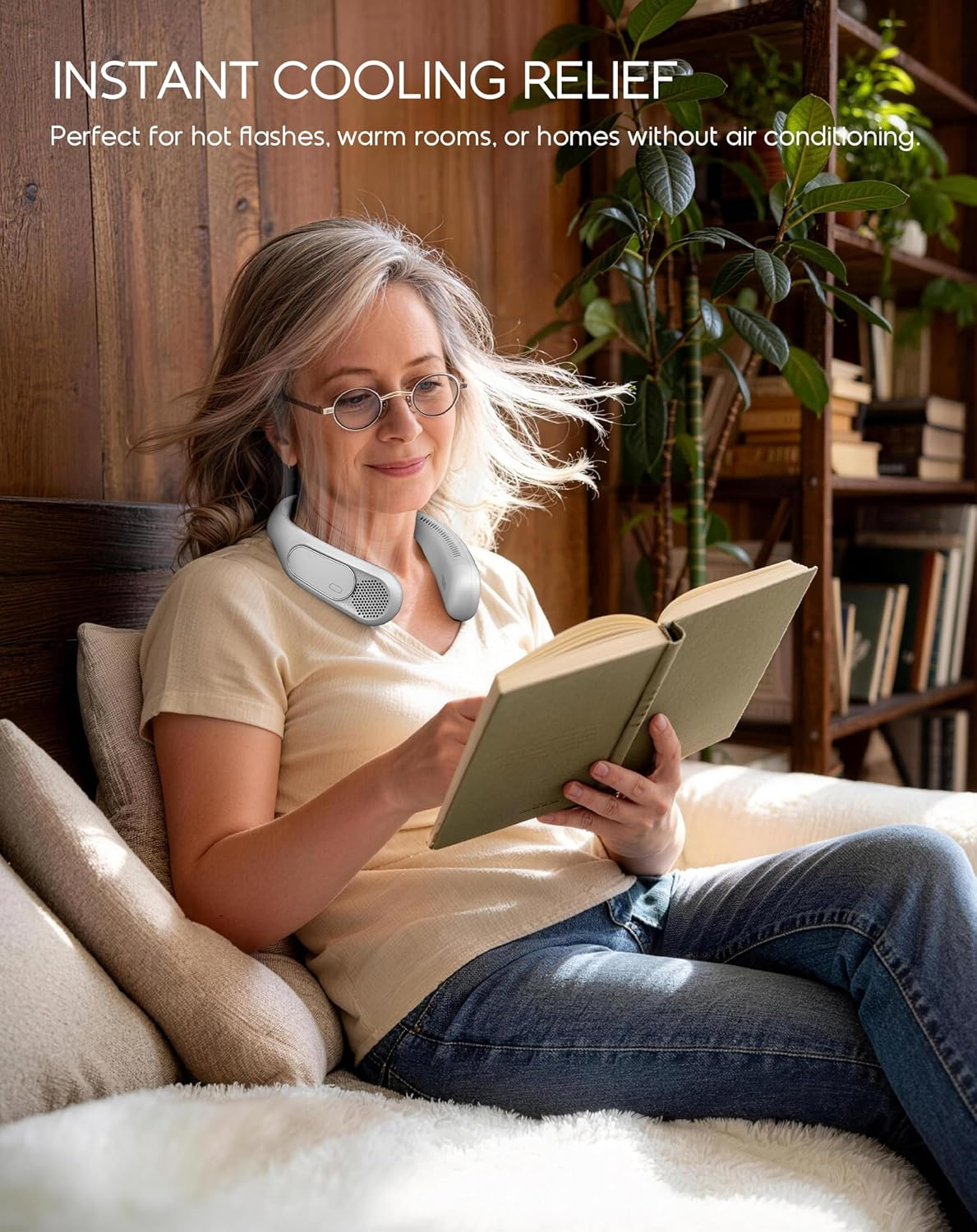 Frau mit Halslüfter liest Buch.