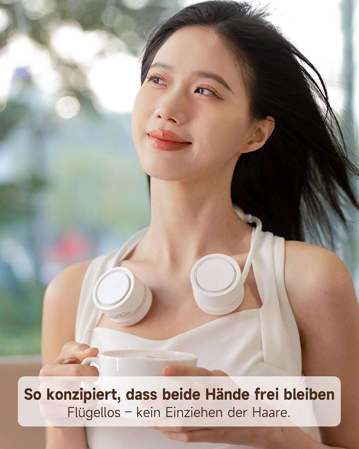Frau mit Nackenventilator und Kaffeetasse, Hände frei.