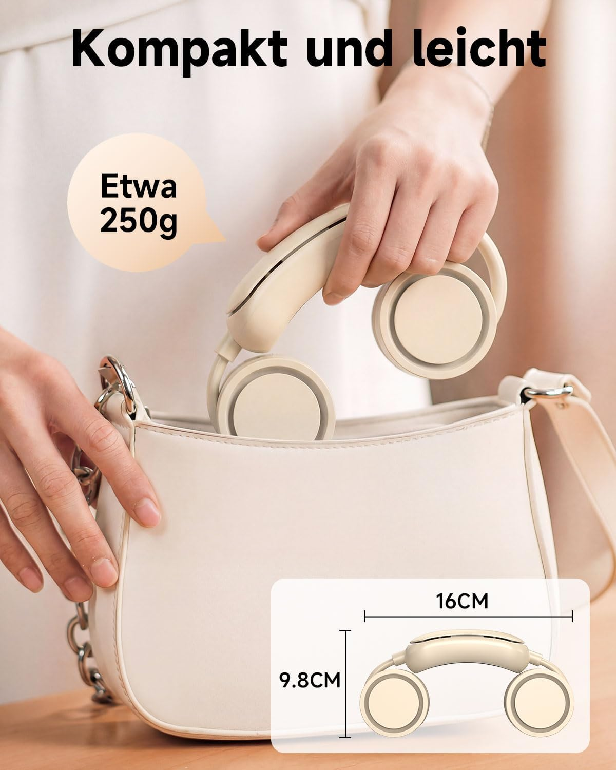 Eine Hand legt einen beigefarbenen Nackenventilator in eine weiße Tasche.