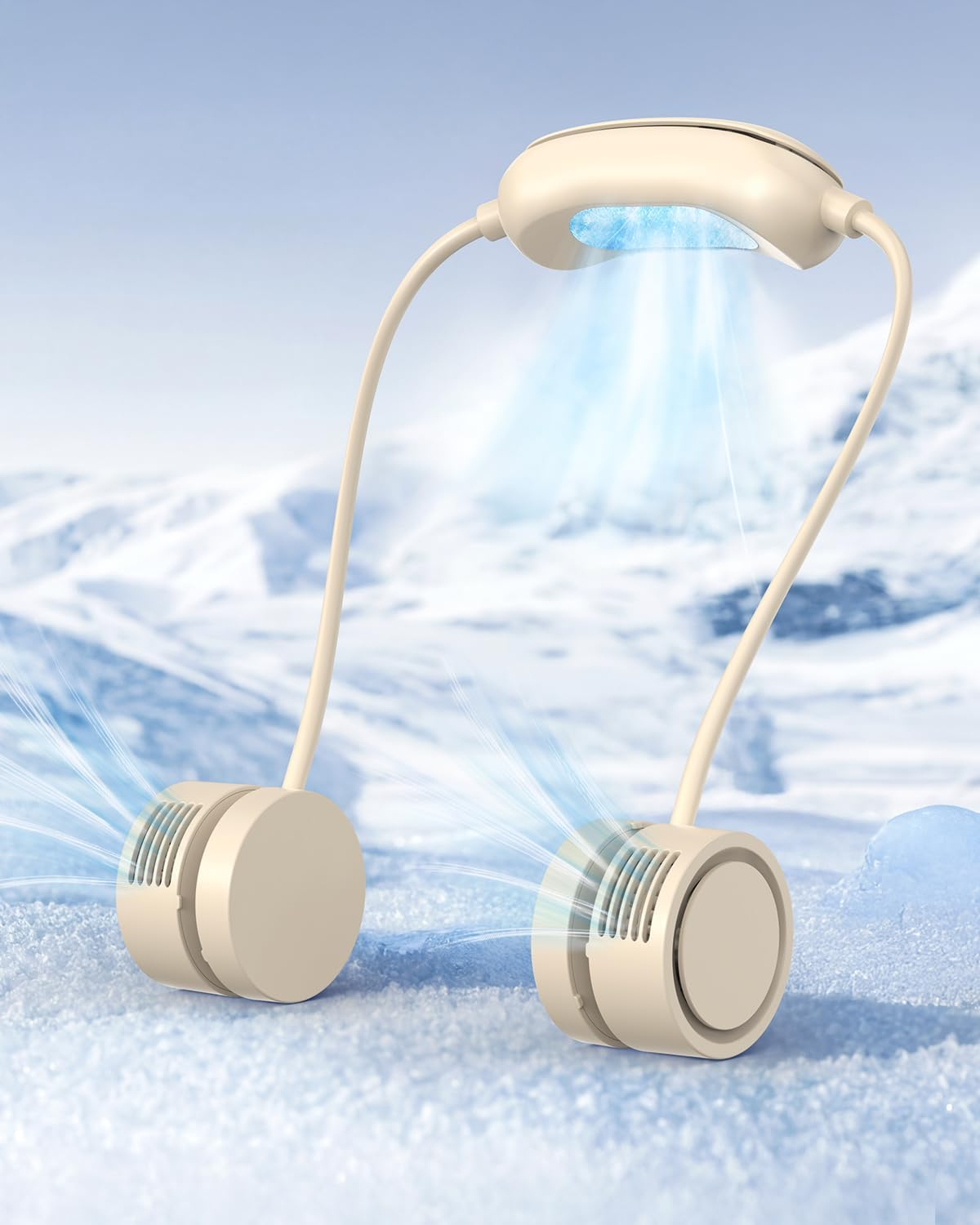 Ein tragbarer Nackenfächer in Beige, der auf Schnee steht und kühle Luft ausstößt.