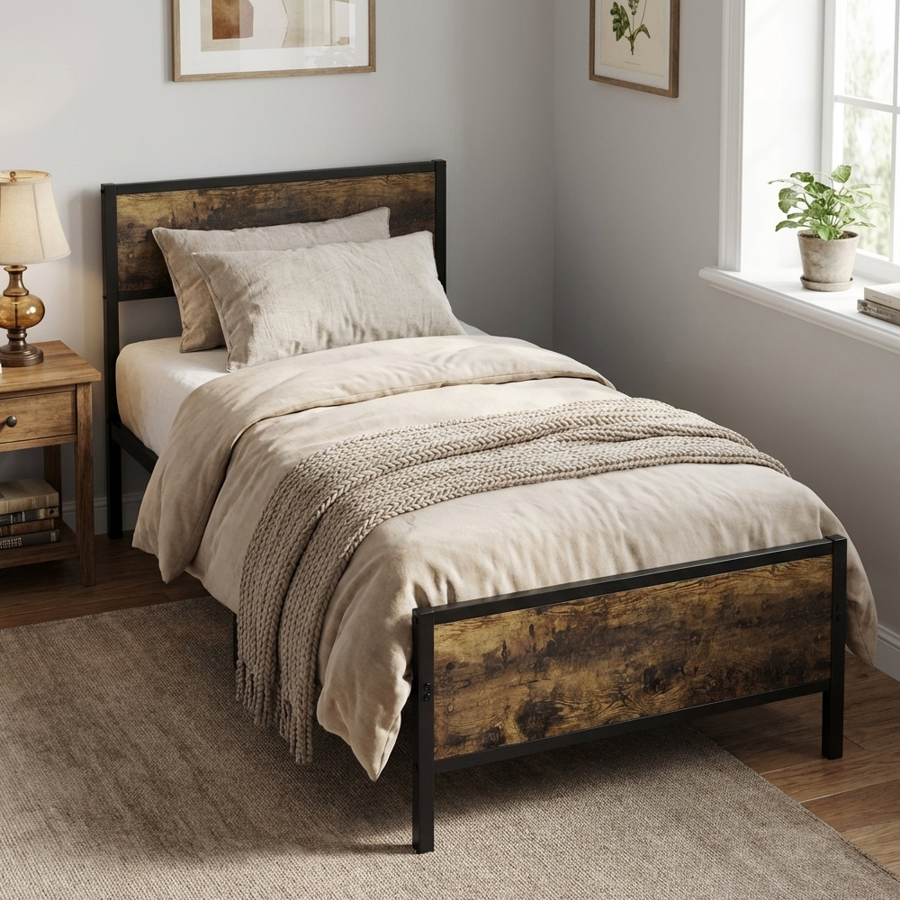 Ein Einzelbett mit Holz-Kopfteil und -Fußteil im Industriestil, beige Bettwäsche, Decke, Nachttisch und Lampe.