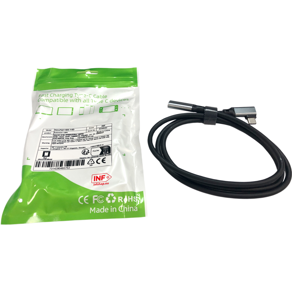 Ein schwarzes USB-C-Ladekabel mit abgewinkeltem Stecker und Verpackung.